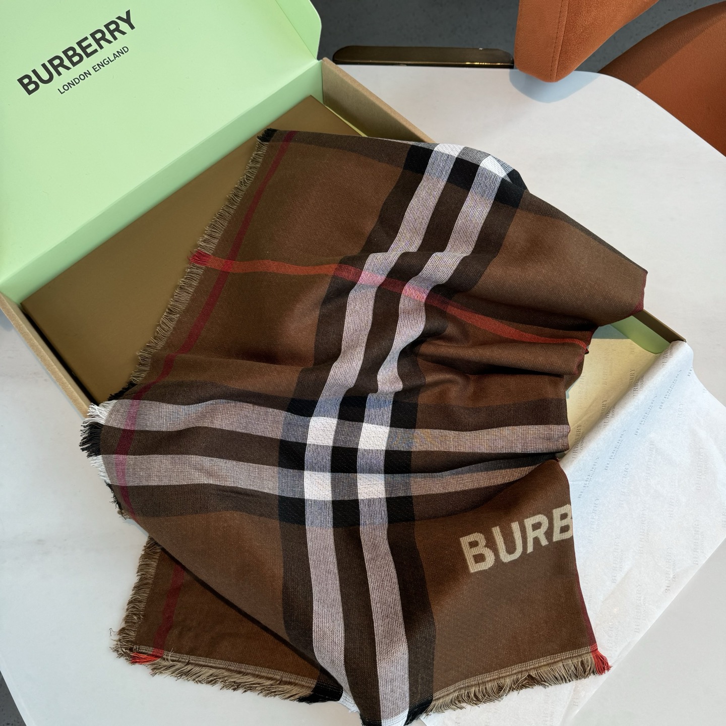 ✨✨永远的时髦‼️Burberry经典格薄款钻石纹丝绒围巾~难得的经典格，这样的格子真的每年看都觉得好看