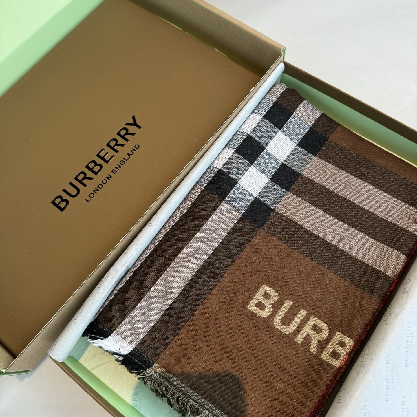 ✨✨永远的时髦‼️Burberry经典格薄款钻石纹丝绒围巾~难得的经典格，这样的格子真的每年看都觉得好看