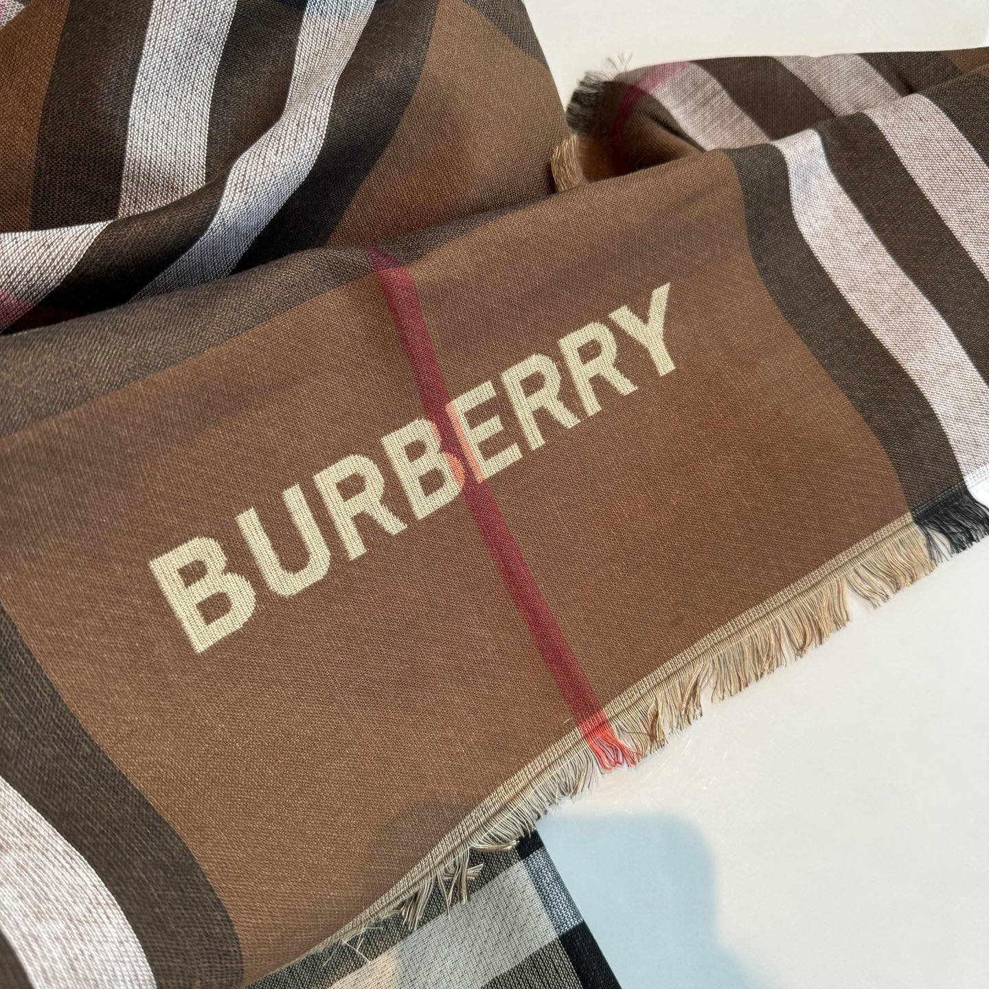 ✨✨永远的时髦‼️Burberry经典格薄款钻石纹丝绒围巾~难得的经典格，这样的格子真的每年看都觉得好看