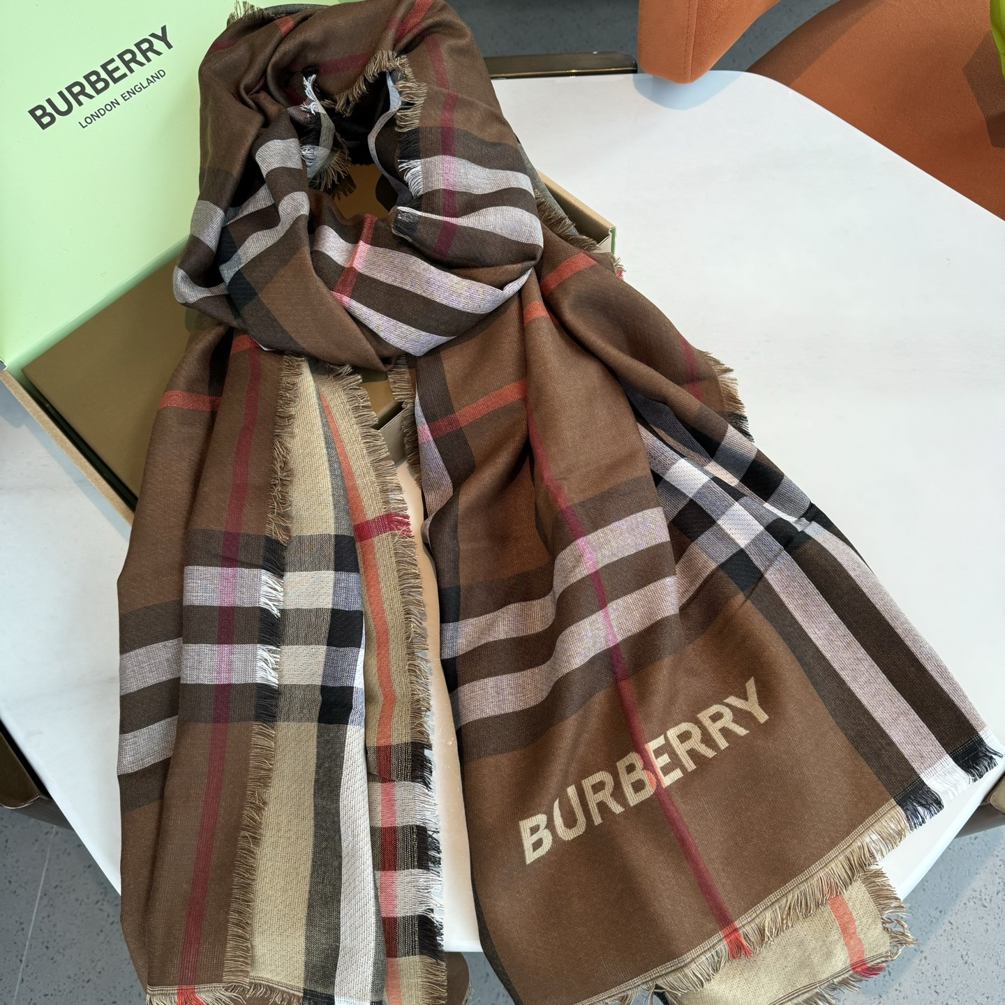 ✨✨永远的时髦‼️Burberry经典格薄款钻石纹丝绒围巾~难得的经典格，这样的格子真的每年看都觉得好看