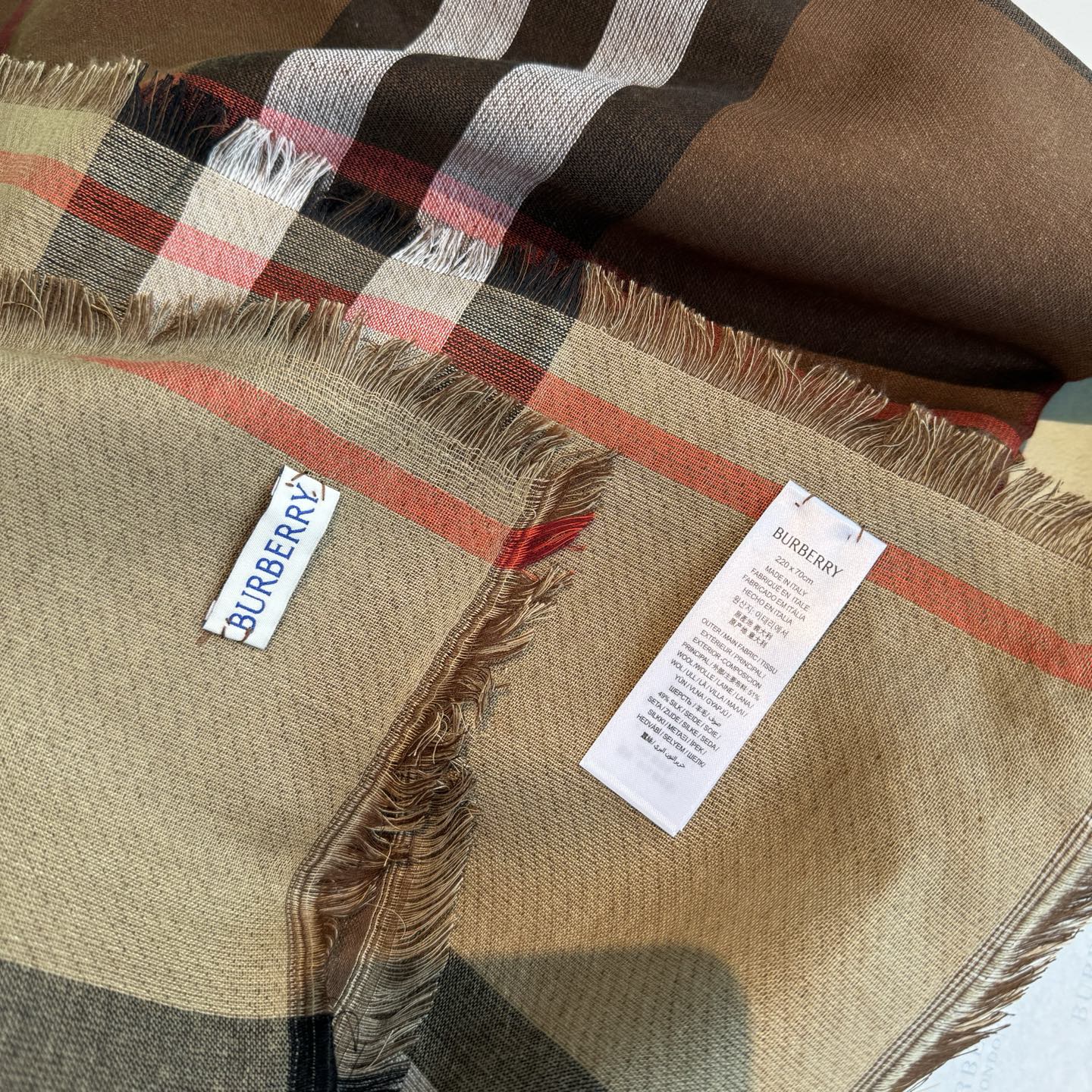 ✨✨永远的时髦‼️Burberry经典格薄款钻石纹丝绒围巾~难得的经典格，这样的格子真的每年看都觉得好看