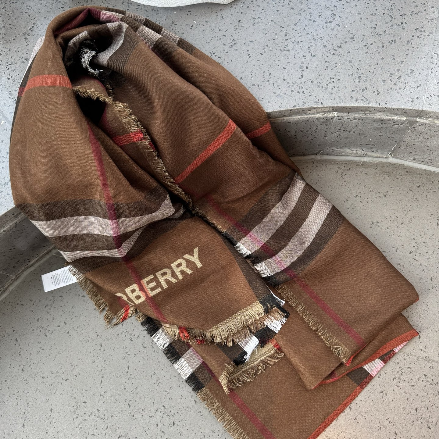 ✨✨永远的时髦‼️Burberry经典格薄款钻石纹丝绒围巾~难得的经典格，这样的格子真的每年看都觉得好看