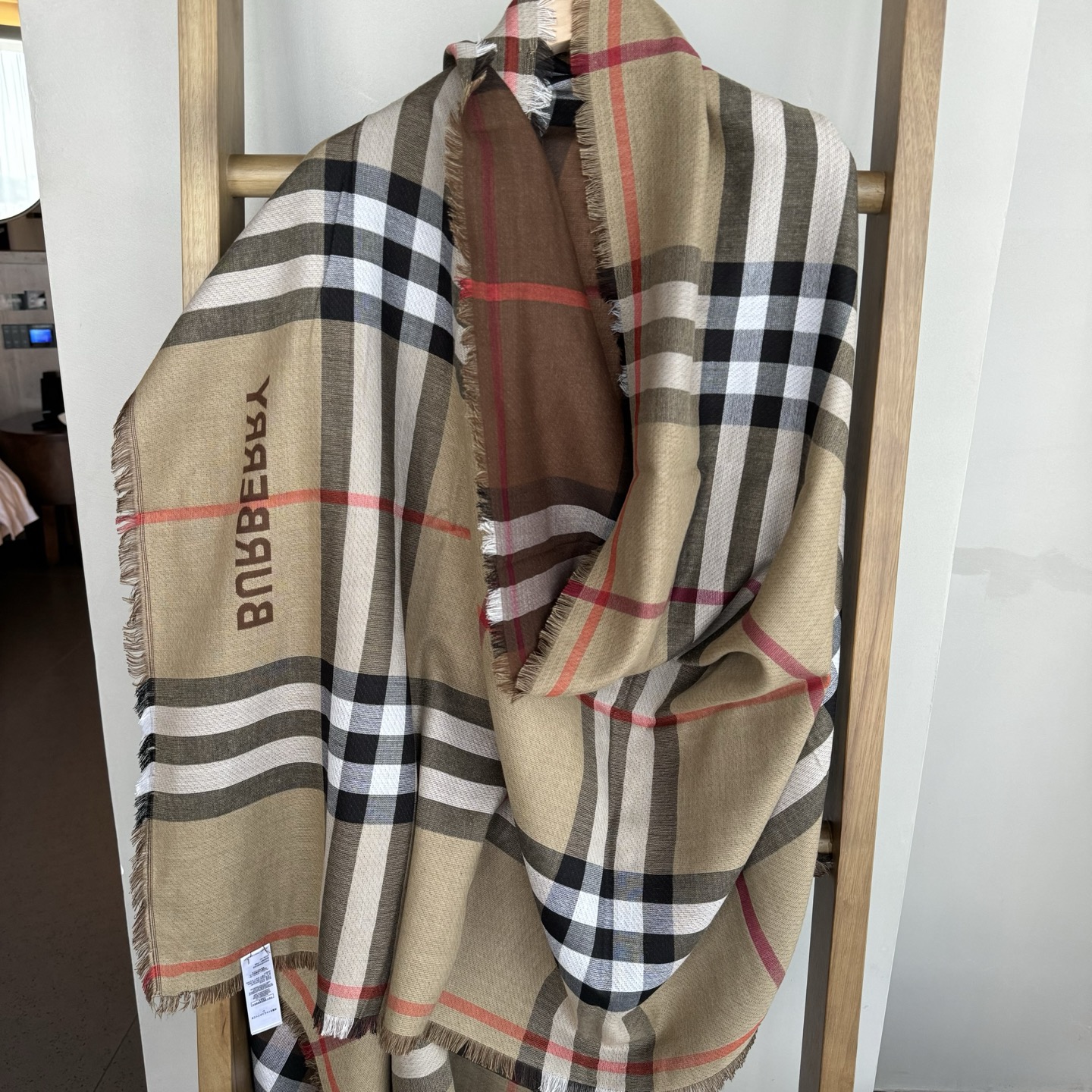 ✨✨永远的时髦‼️Burberry经典格薄款钻石纹丝绒围巾~难得的经典格，这样的格子真的每年看都觉得好看