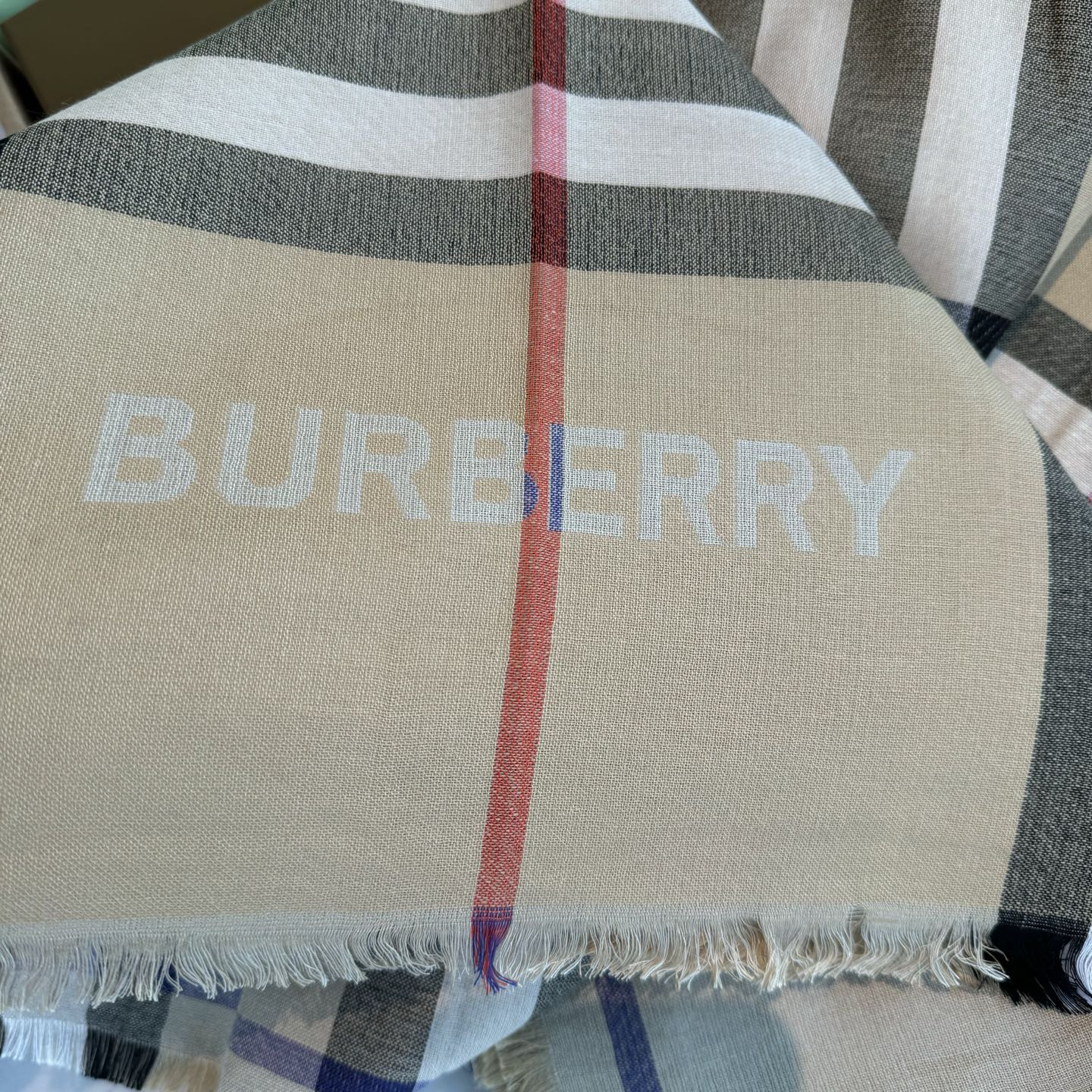 ✨✨永远的时髦‼️Burberry经典格薄款钻石纹丝绒围巾~难得的经典格，这样的格子真的每年看都觉得好看