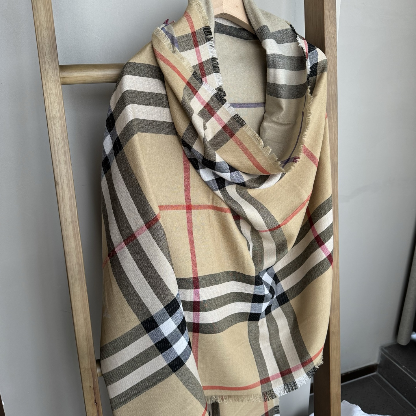 ✨✨永远的时髦‼️Burberry经典格薄款钻石纹丝绒围巾~难得的经典格，这样的格子真的每年看都觉得好看