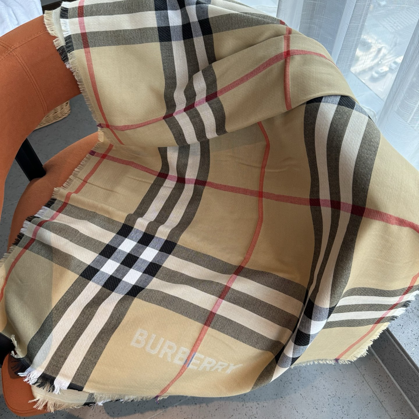✨✨永远的时髦‼️Burberry经典格薄款钻石纹丝绒围巾~难得的经典格，这样的格子真的每年看都觉得好看