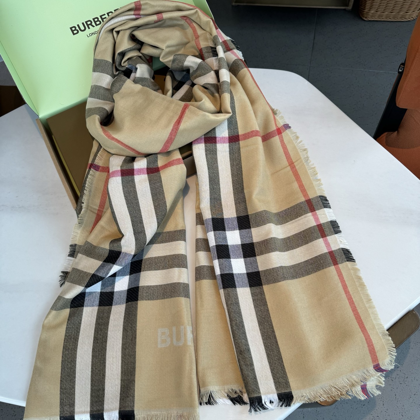 ✨✨永远的时髦‼️Burberry经典格薄款钻石纹丝绒围巾~难得的经典格，这样的格子真的每年看都觉得好看