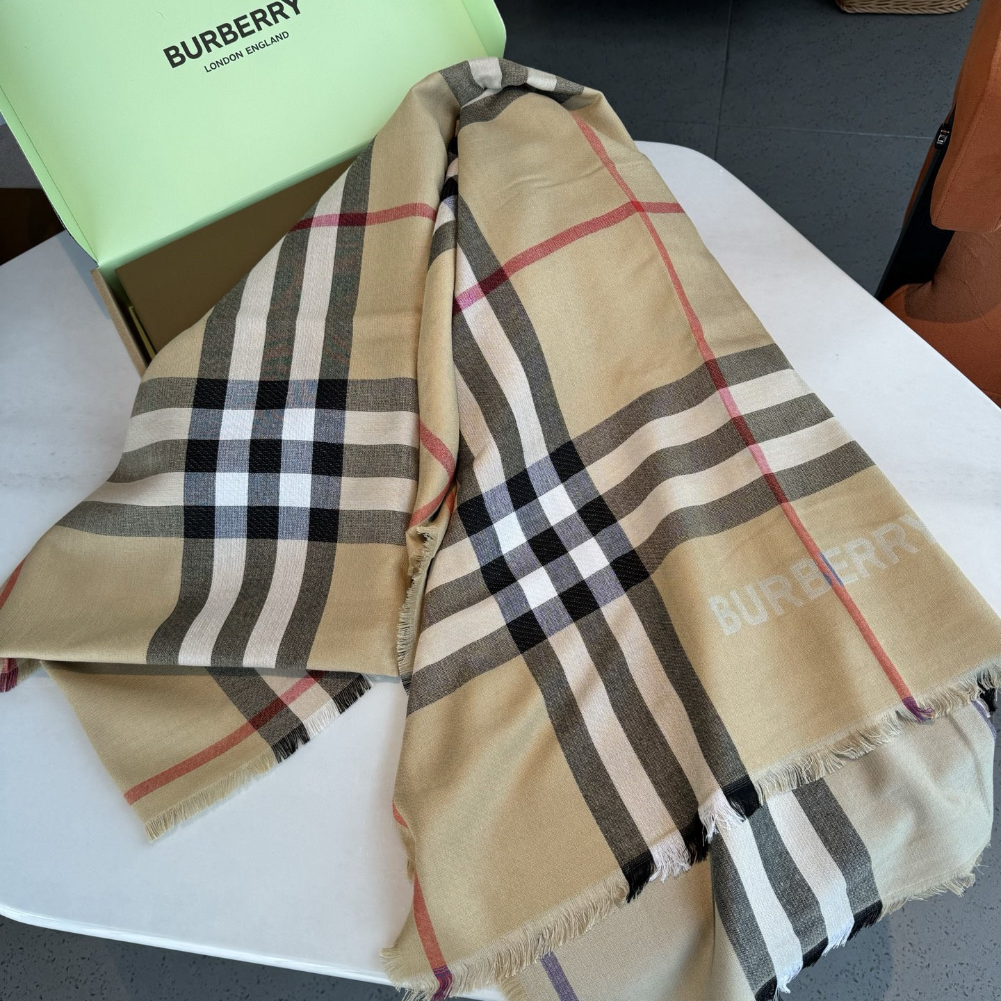 ✨✨永远的时髦‼️Burberry经典格薄款钻石纹丝绒围巾~难得的经典格，这样的格子真的每年看都觉得好看