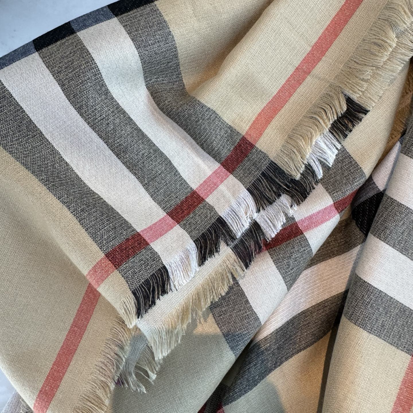 ✨✨永远的时髦‼️Burberry经典格薄款钻石纹丝绒围巾~难得的经典格，这样的格子真的每年看都觉得好看