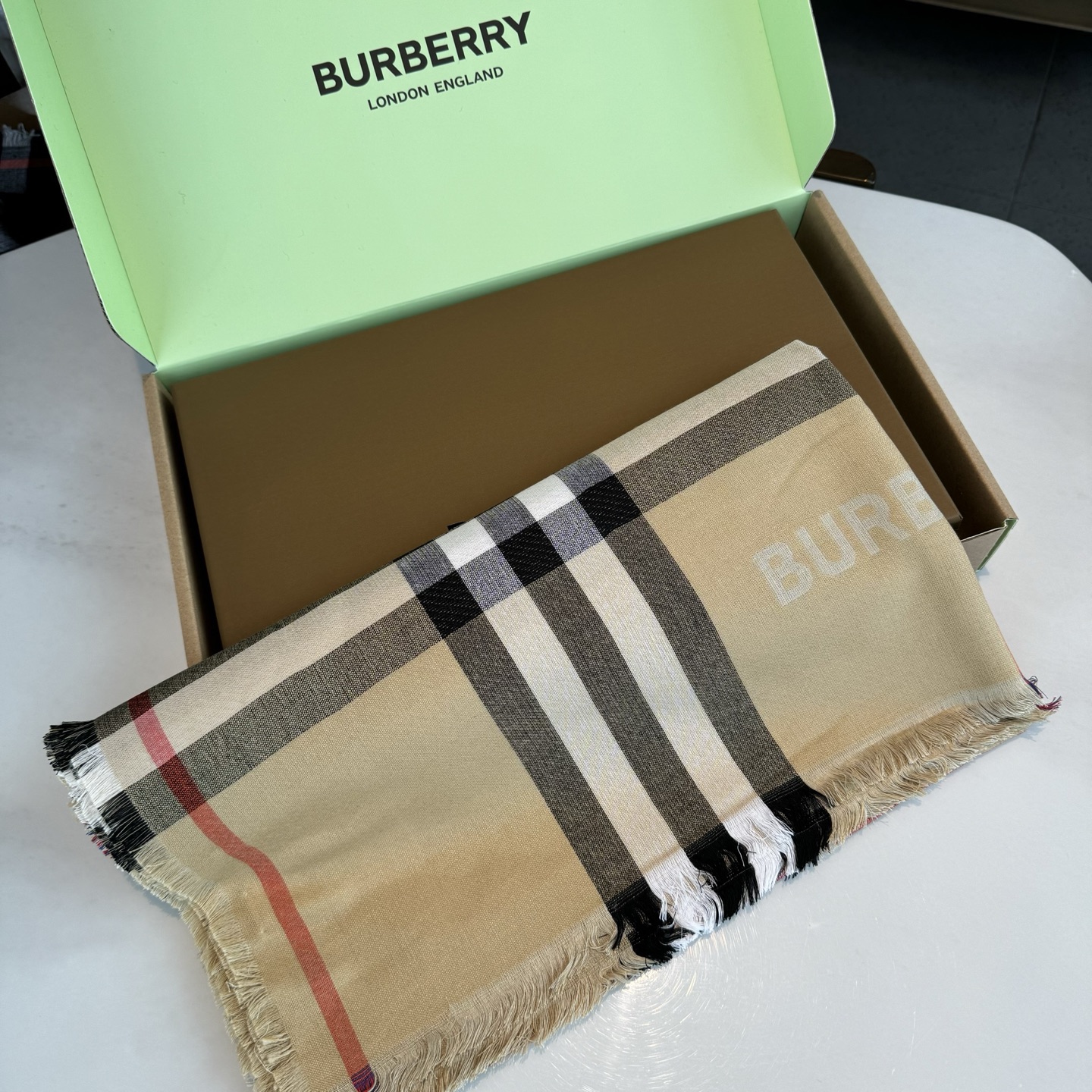 ✨✨永远的时髦‼️Burberry经典格薄款钻石纹丝绒围巾~难得的经典格，这样的格子真的每年看都觉得好看