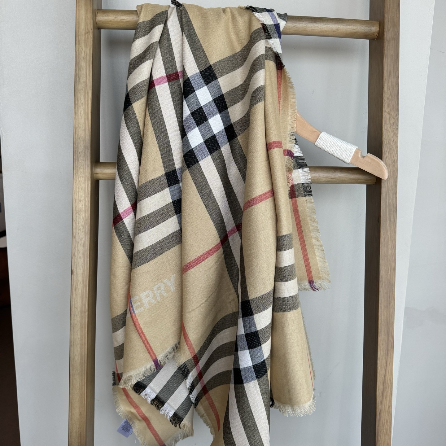 ✨✨永远的时髦‼️Burberry经典格薄款钻石纹丝绒围巾~难得的经典格，这样的格子真的每年看都觉得好看