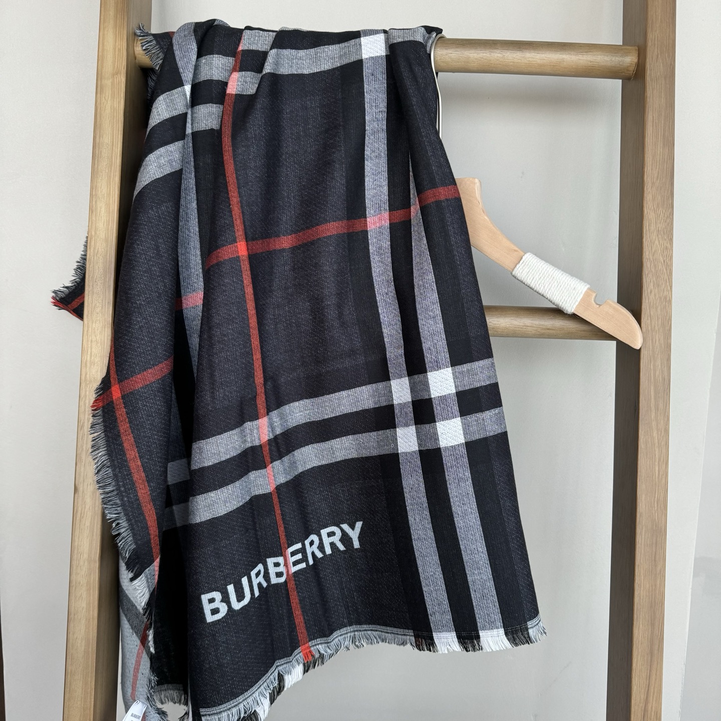 ✨✨永远的时髦‼️Burberry经典格薄款钻石纹丝绒围巾~难得的经典格，这样的格子真的每年看都觉得好看