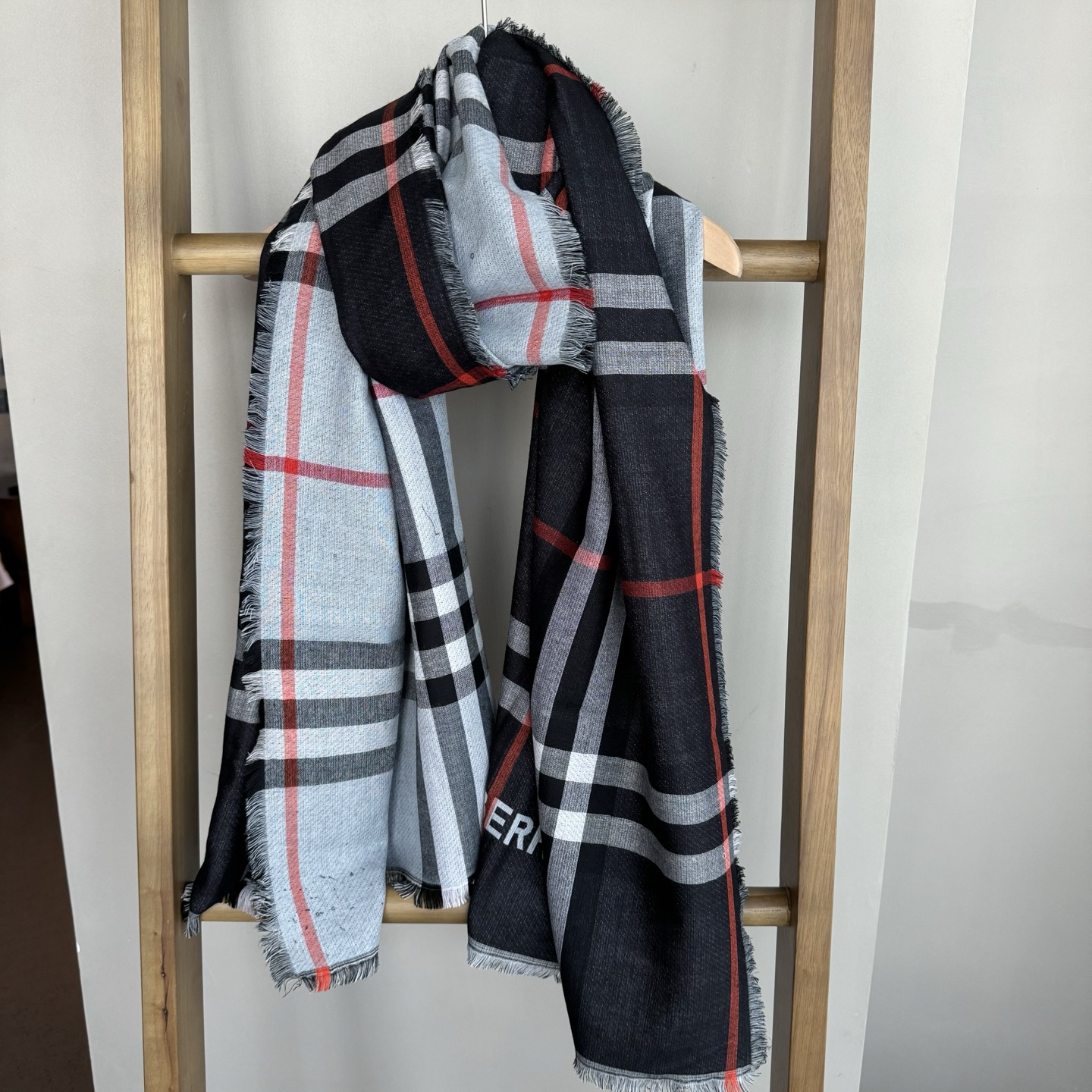 ✨✨永远的时髦‼️Burberry经典格薄款钻石纹丝绒围巾~难得的经典格，这样的格子真的每年看都觉得好看