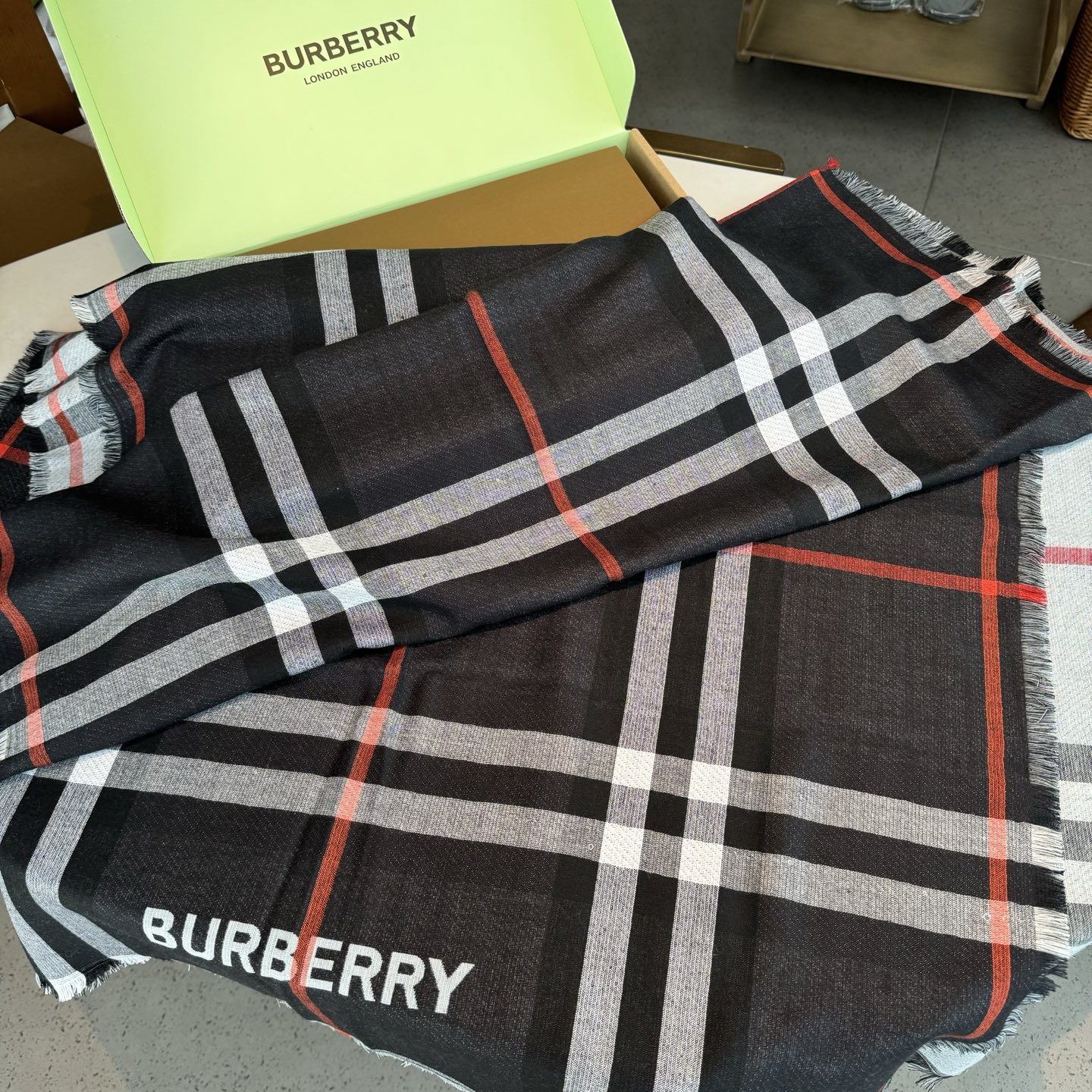 ✨✨永远的时髦‼️Burberry经典格薄款钻石纹丝绒围巾~难得的经典格，这样的格子真的每年看都觉得好看