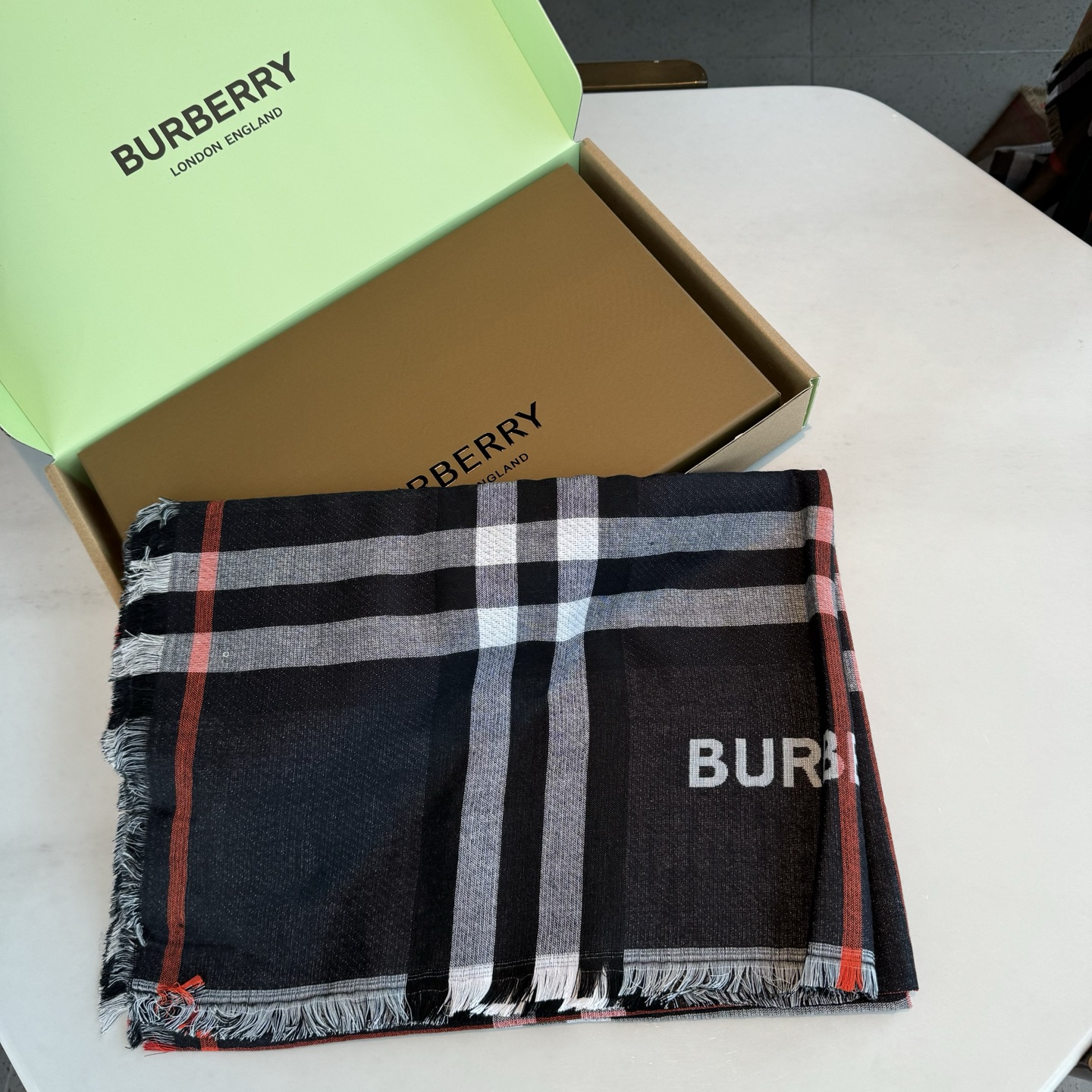 ✨✨永远的时髦‼️Burberry经典格薄款钻石纹丝绒围巾~难得的经典格，这样的格子真的每年看都觉得好看