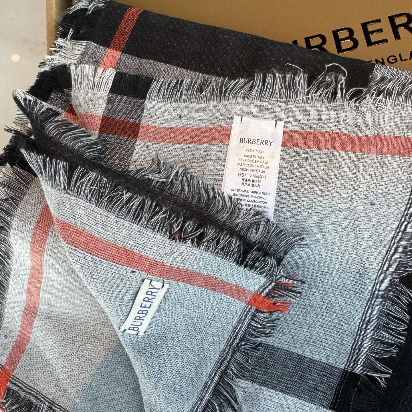 ✨✨永远的时髦‼️Burberry经典格薄款钻石纹丝绒围巾~难得的经典格，这样的格子真的每年看都觉得好看
