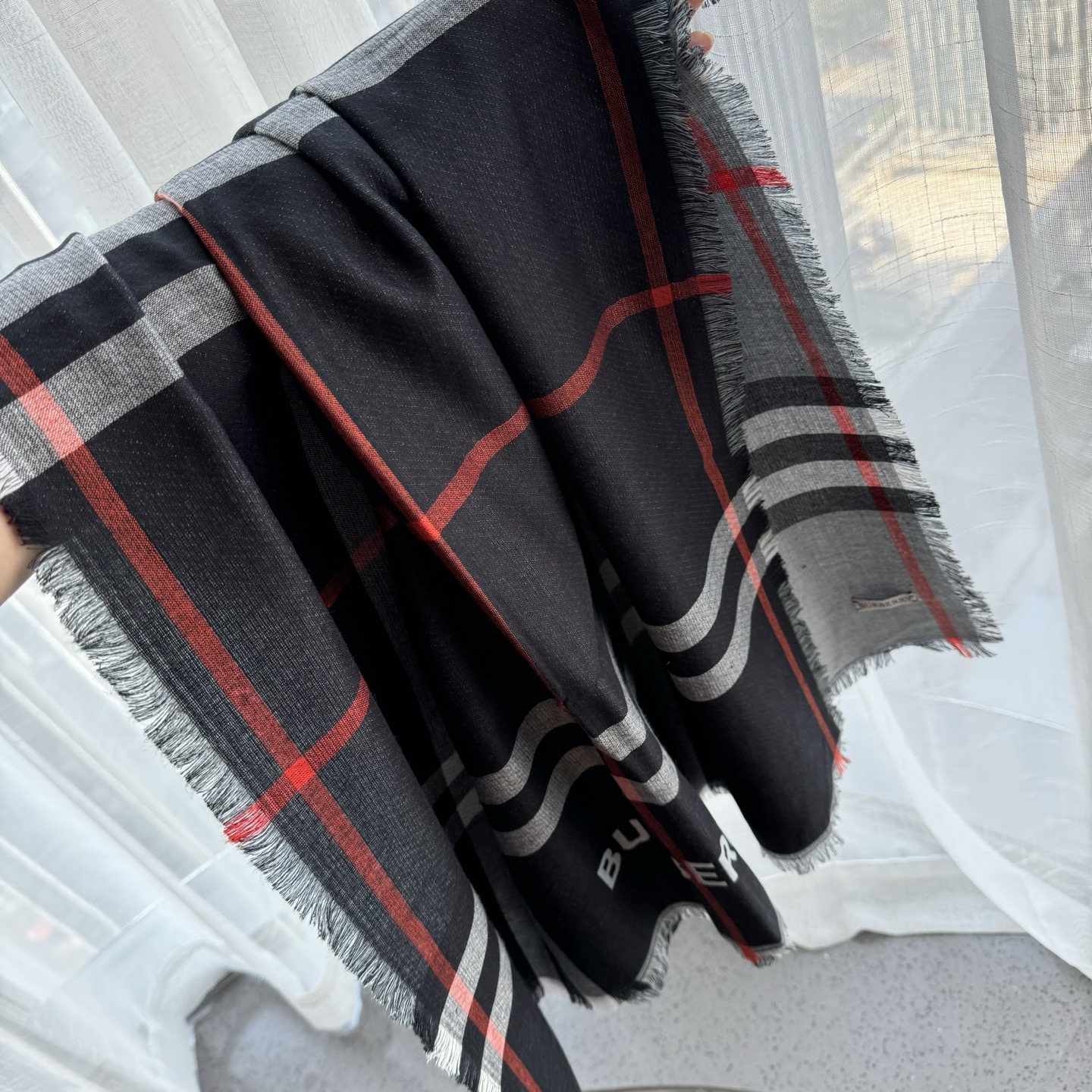 ✨✨永远的时髦‼️Burberry经典格薄款钻石纹丝绒围巾~难得的经典格，这样的格子真的每年看都觉得好看