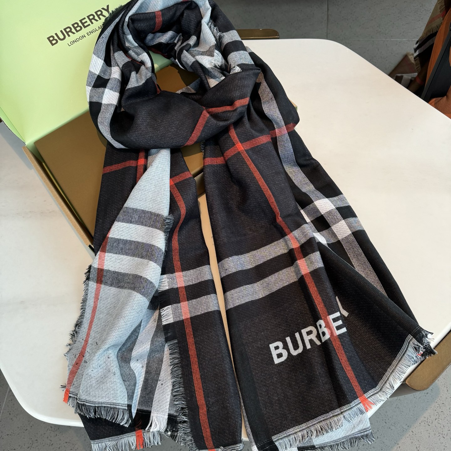 ✨✨永远的时髦‼️Burberry经典格薄款钻石纹丝绒围巾~难得的经典格，这样的格子真的每年看都觉得好看