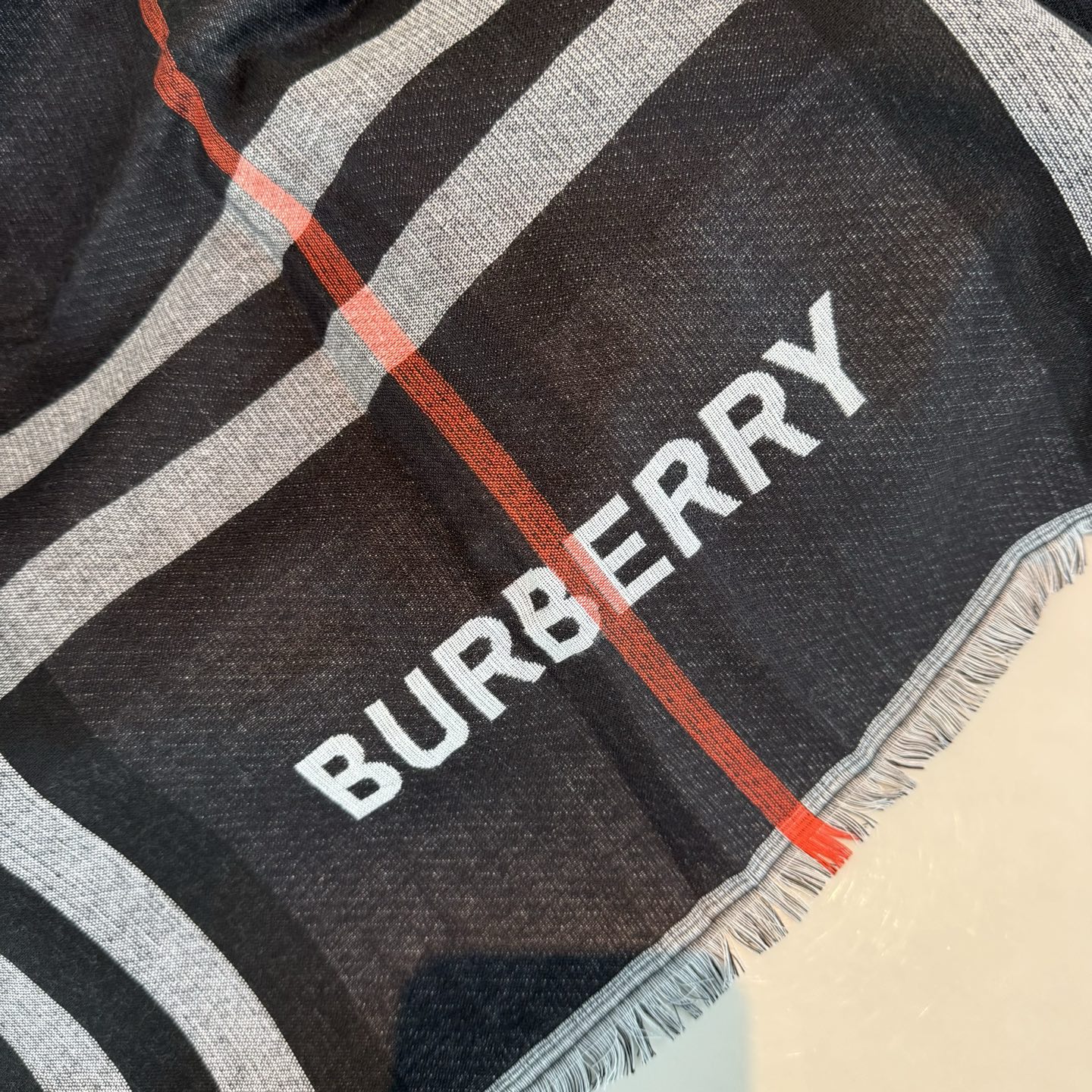 ✨✨永远的时髦‼️Burberry经典格薄款钻石纹丝绒围巾~难得的经典格，这样的格子真的每年看都觉得好看