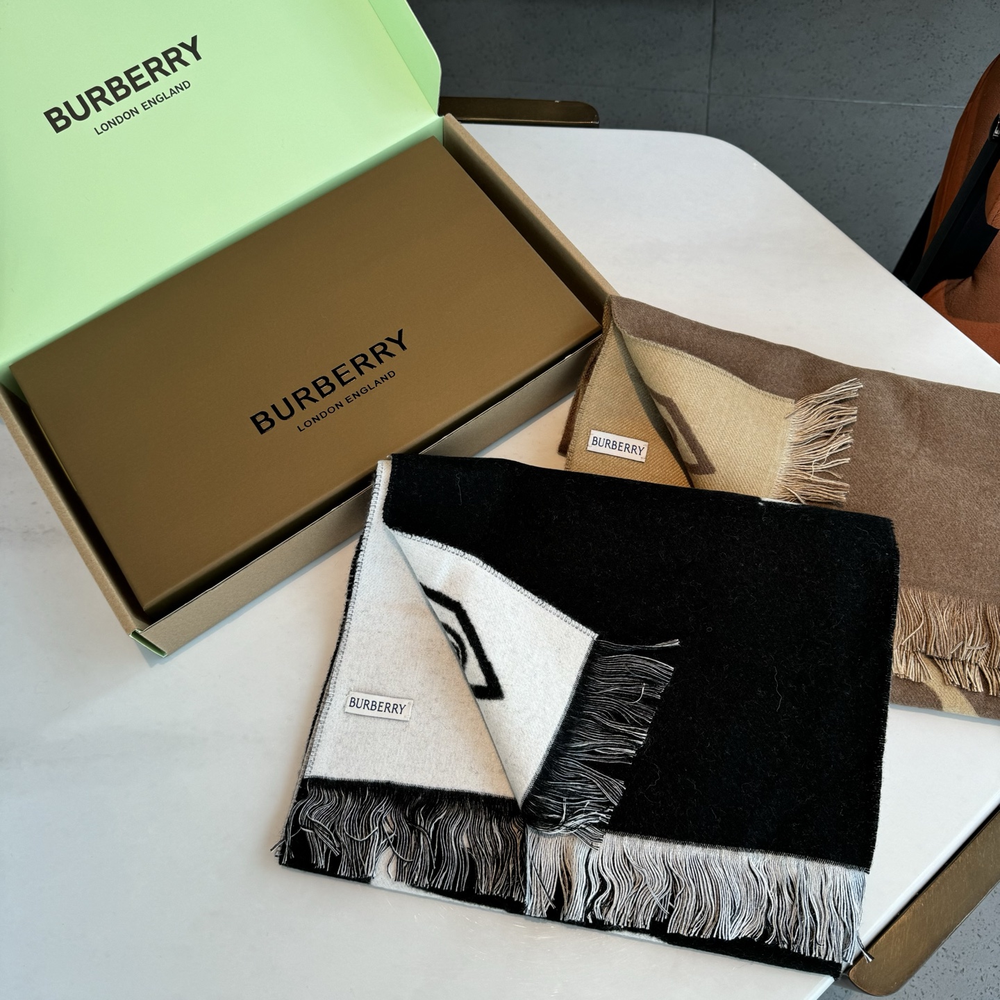 巴宝莉秋冬时髦高级感！男女通用，真的超级百搭好看！！落落大方！Bur独有的调调！！时髦精准到位，却又不用