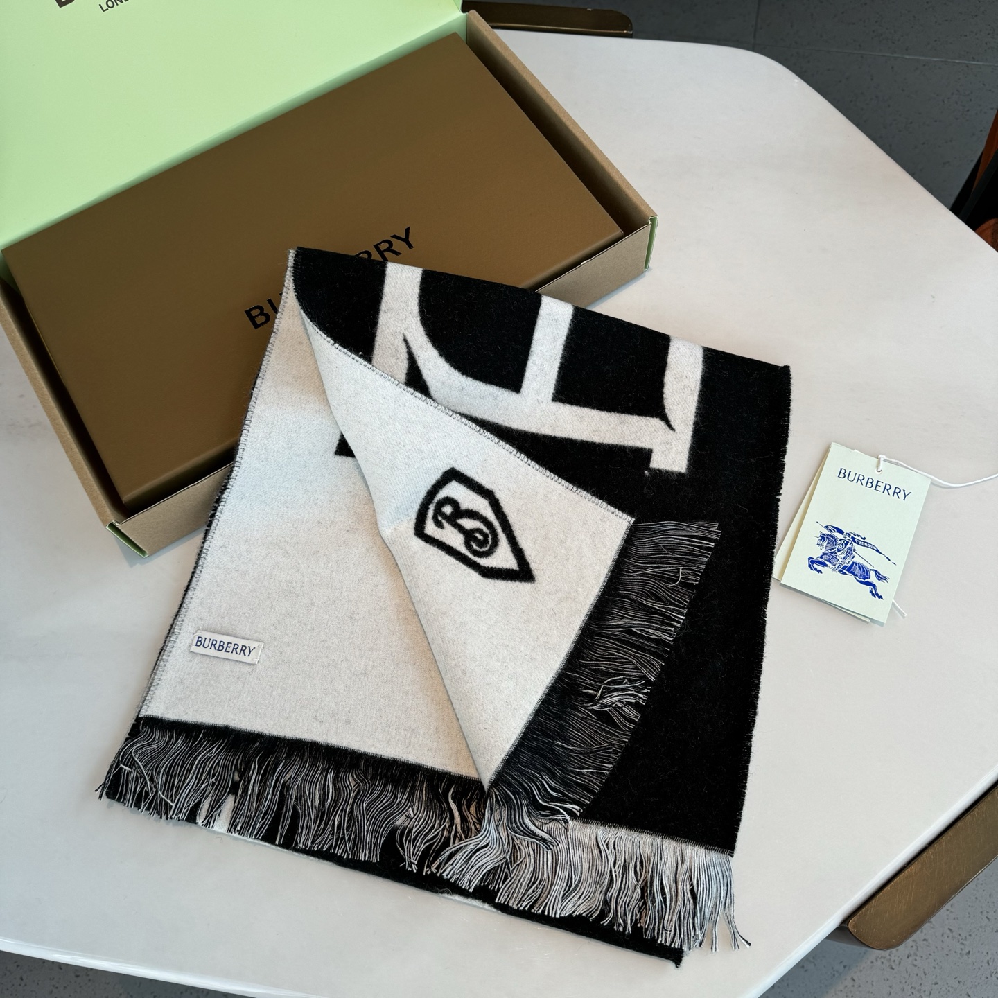 巴宝莉秋冬时髦高级感！男女通用，真的超级百搭好看！！落落大方！Bur独有的调调！！时髦精准到位，却又不用