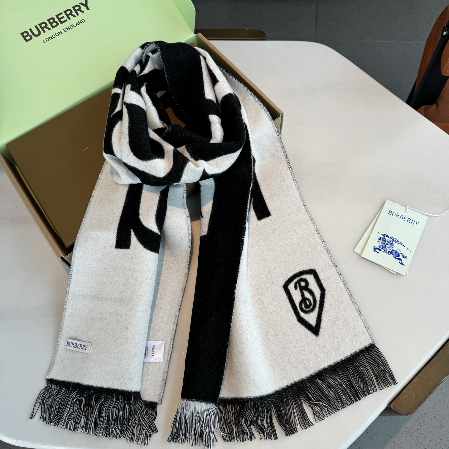 巴宝莉秋冬时髦高级感！男女通用，真的超级百搭好看！！落落大方！Bur独有的调调！！时髦精准到位，却又不用