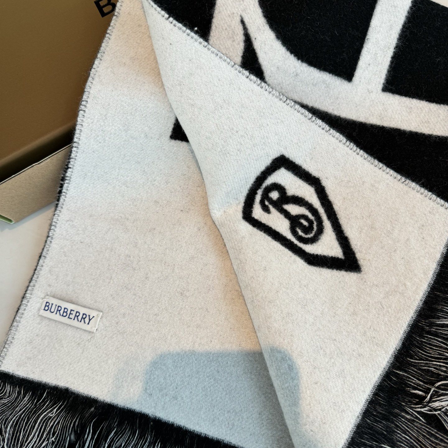 巴宝莉秋冬时髦高级感！男女通用，真的超级百搭好看！！落落大方！Bur独有的调调！！时髦精准到位，却又不用