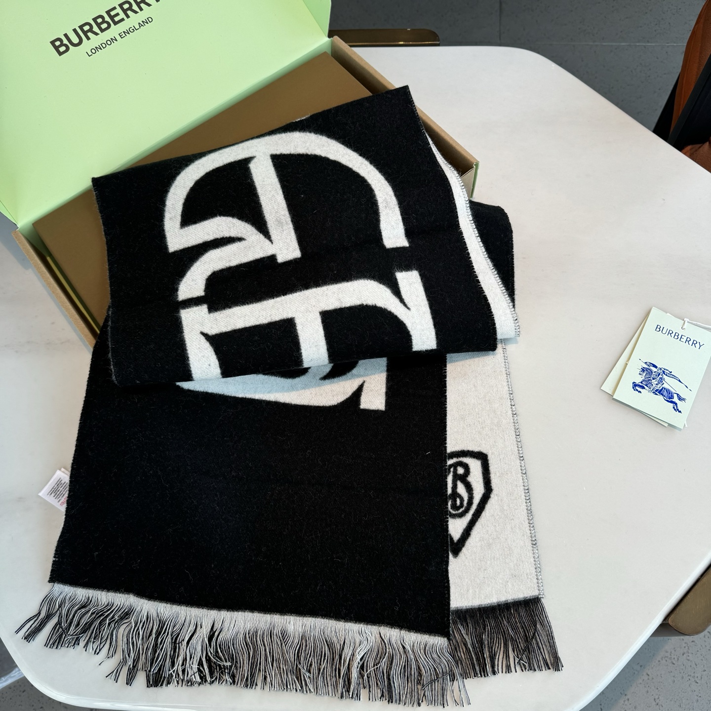 巴宝莉秋冬时髦高级感！男女通用，真的超级百搭好看！！落落大方！Bur独有的调调！！时髦精准到位，却又不用