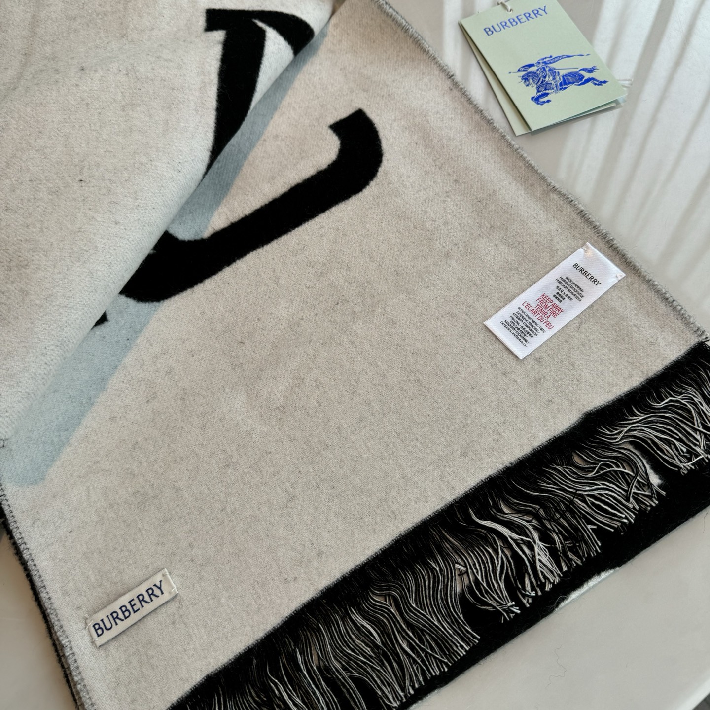 巴宝莉秋冬时髦高级感！男女通用，真的超级百搭好看！！落落大方！Bur独有的调调！！时髦精准到位，却又不用