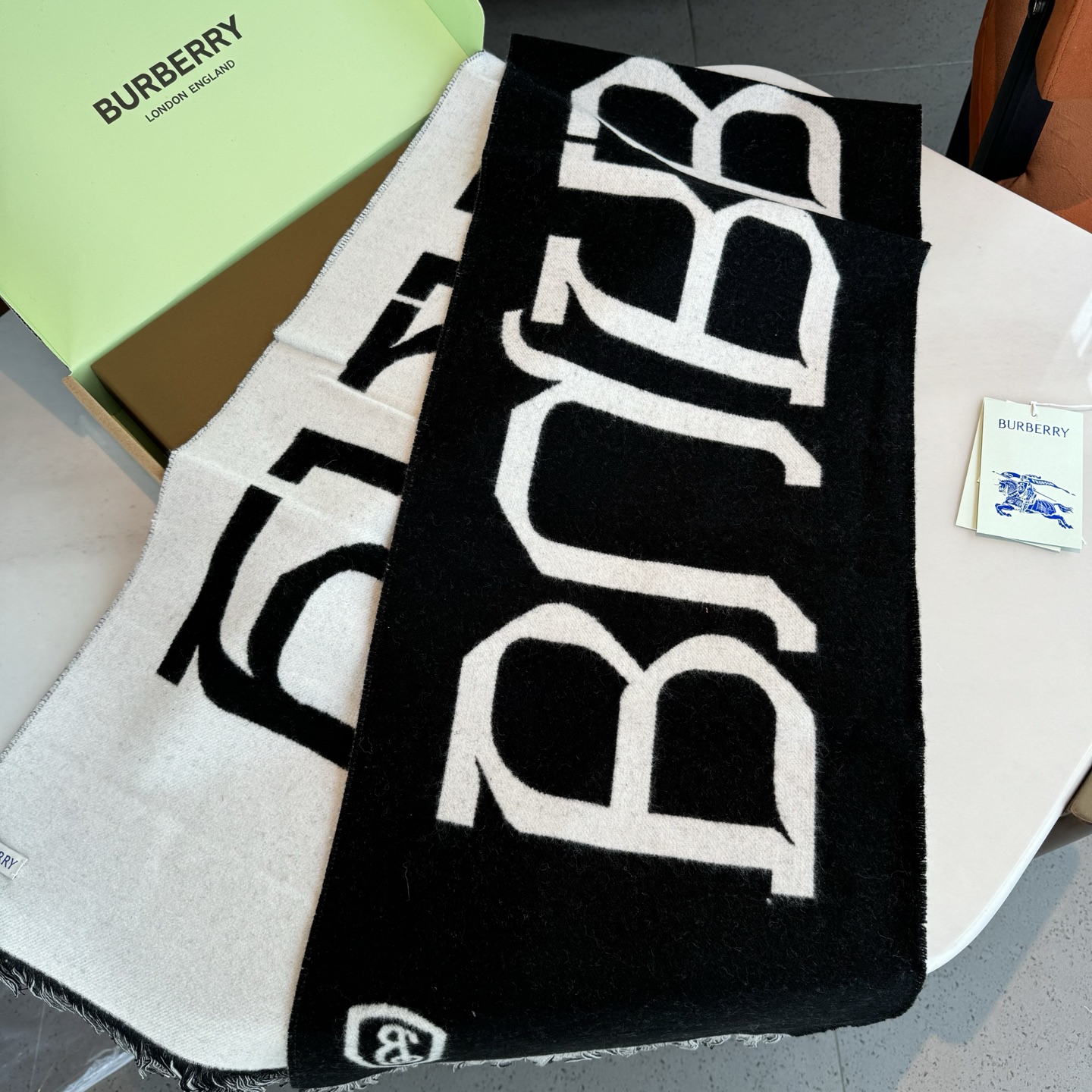 巴宝莉秋冬时髦高级感！男女通用，真的超级百搭好看！！落落大方！Bur独有的调调！！时髦精准到位，却又不用