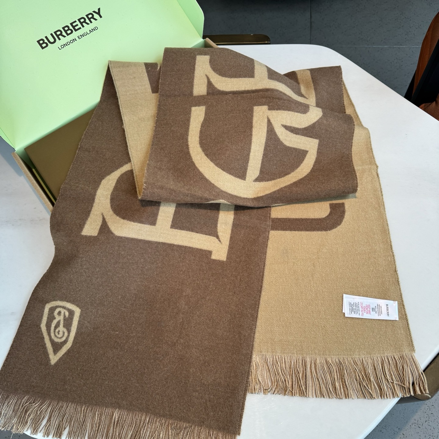 巴宝莉秋冬时髦高级感！男女通用，真的超级百搭好看！！落落大方！Bur独有的调调！！时髦精准到位，却又不用