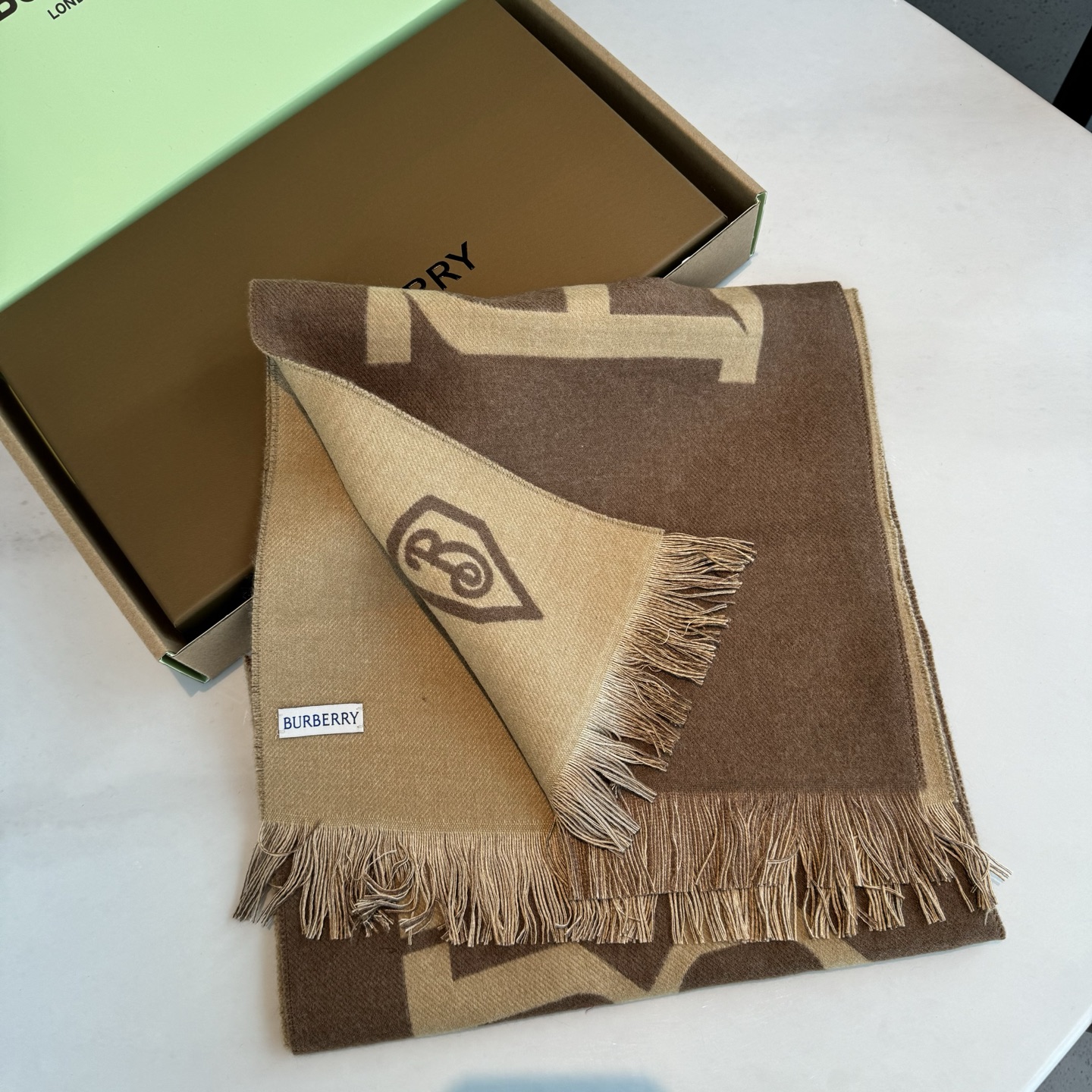 巴宝莉秋冬时髦高级感！男女通用，真的超级百搭好看！！落落大方！Bur独有的调调！！时髦精准到位，却又不用