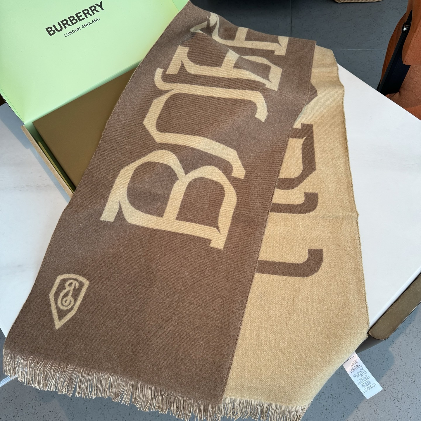 巴宝莉秋冬时髦高级感！男女通用，真的超级百搭好看！！落落大方！Bur独有的调调！！时髦精准到位，却又不用