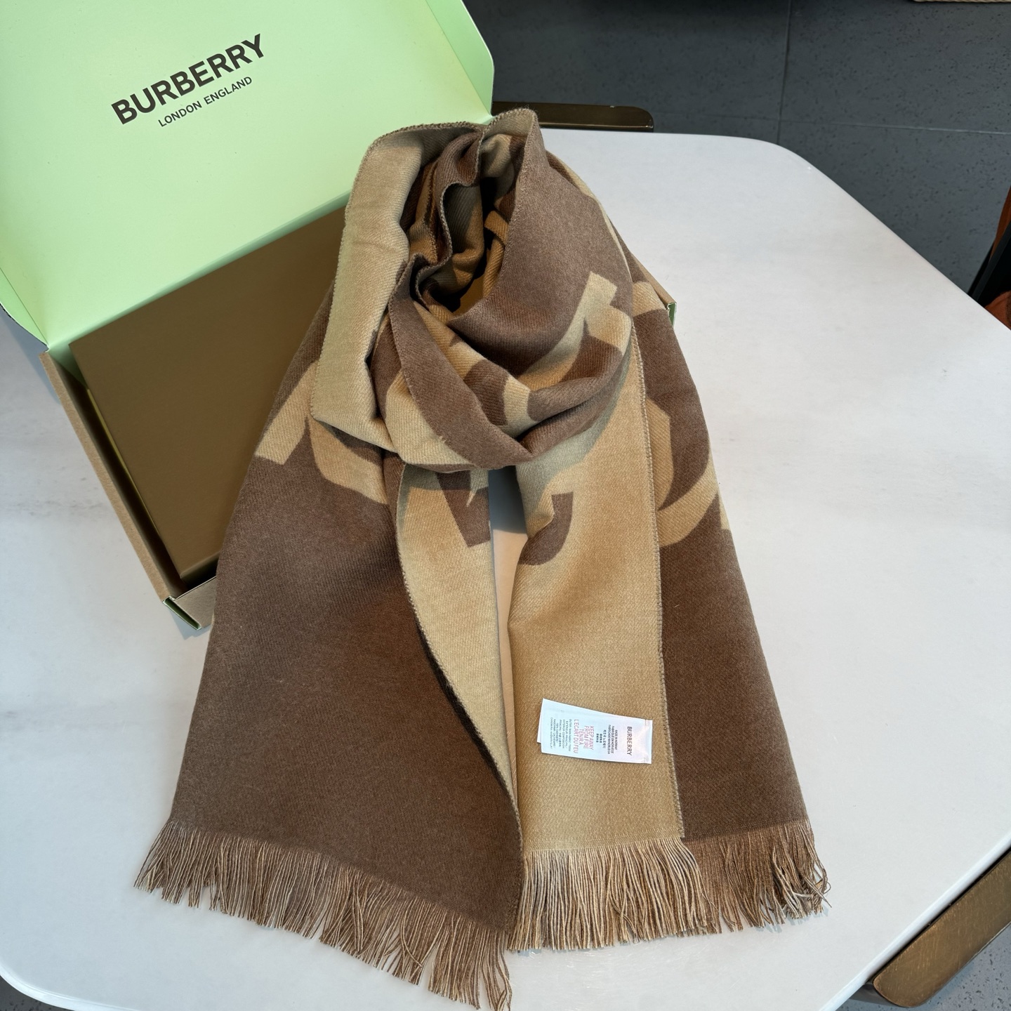 巴宝莉秋冬时髦高级感！男女通用，真的超级百搭好看！！落落大方！Bur独有的调调！！时髦精准到位，却又不用