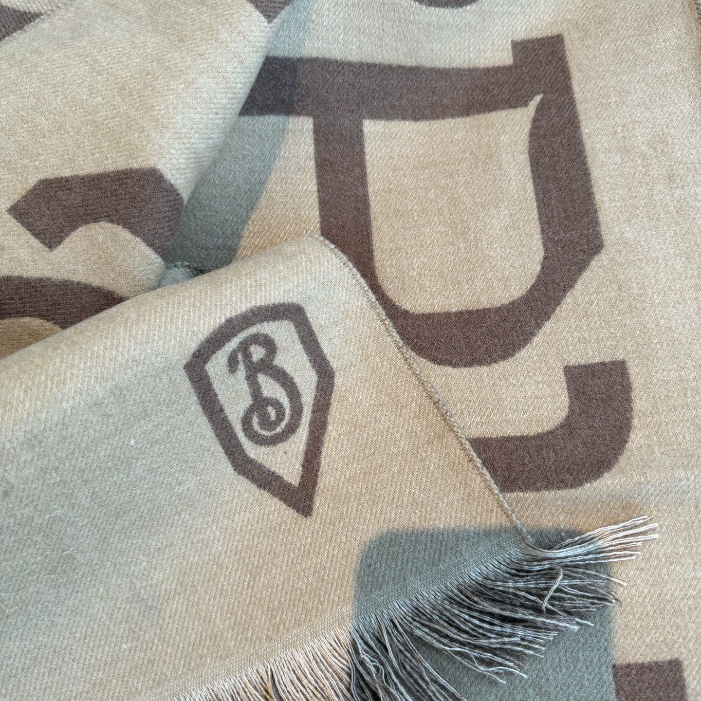 巴宝莉秋冬时髦高级感！男女通用，真的超级百搭好看！！落落大方！Bur独有的调调！！时髦精准到位，却又不用