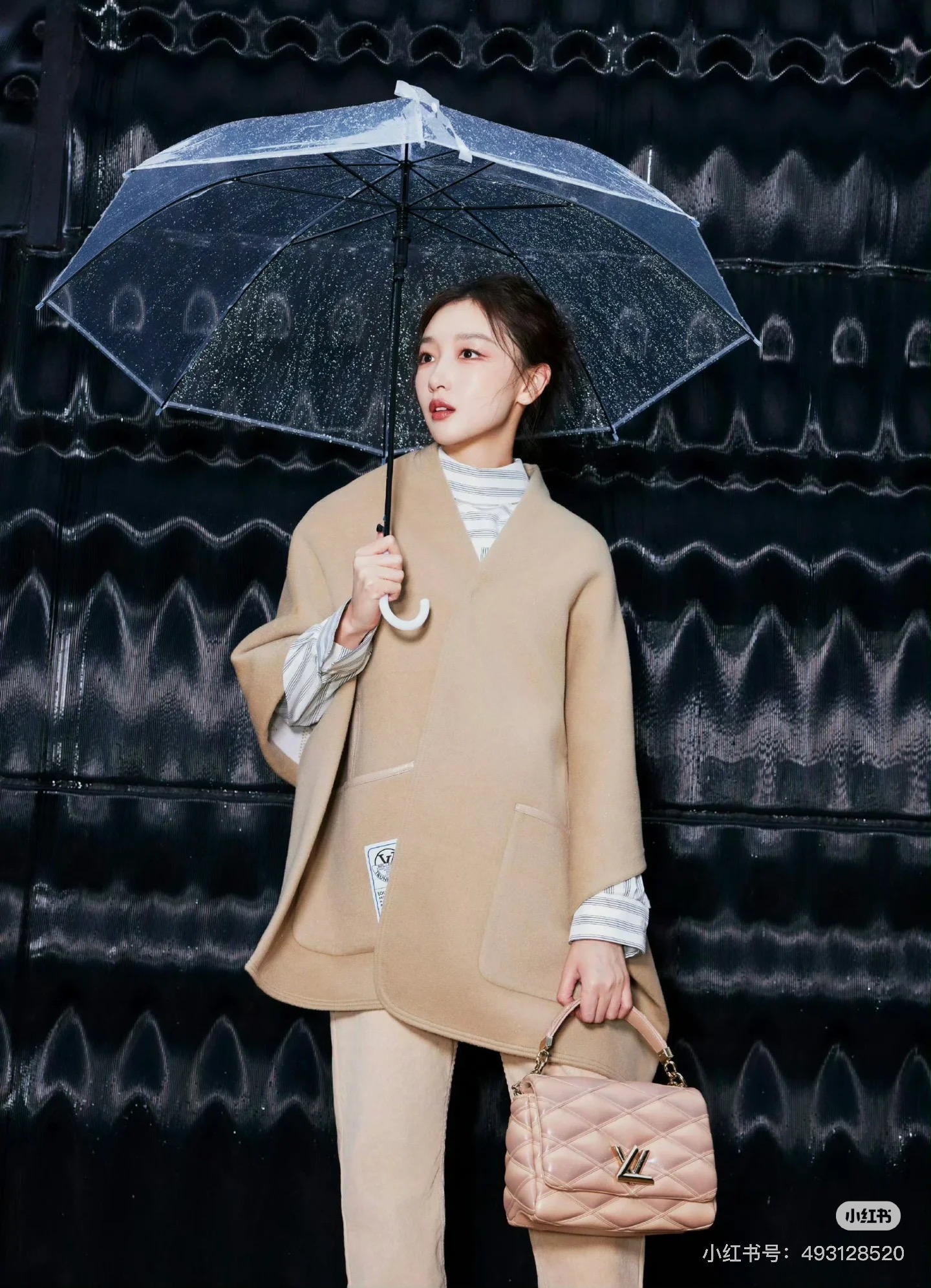 Louis Vuitton Lv 周冬雨驴家双面羊毛羊绒混纺外套斗篷 手感柔软舒适细腻，高性价比款