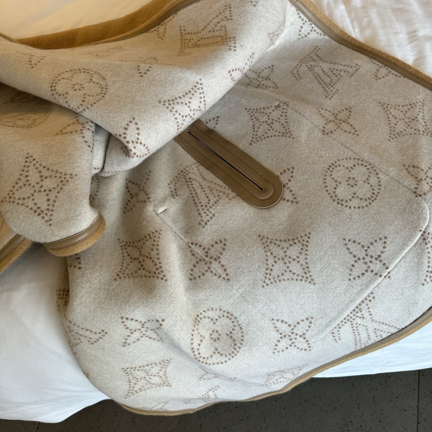 Louis Vuitton Lv 周冬雨驴家双面羊毛羊绒混纺外套斗篷 手感柔软舒适细腻，高性价比款
