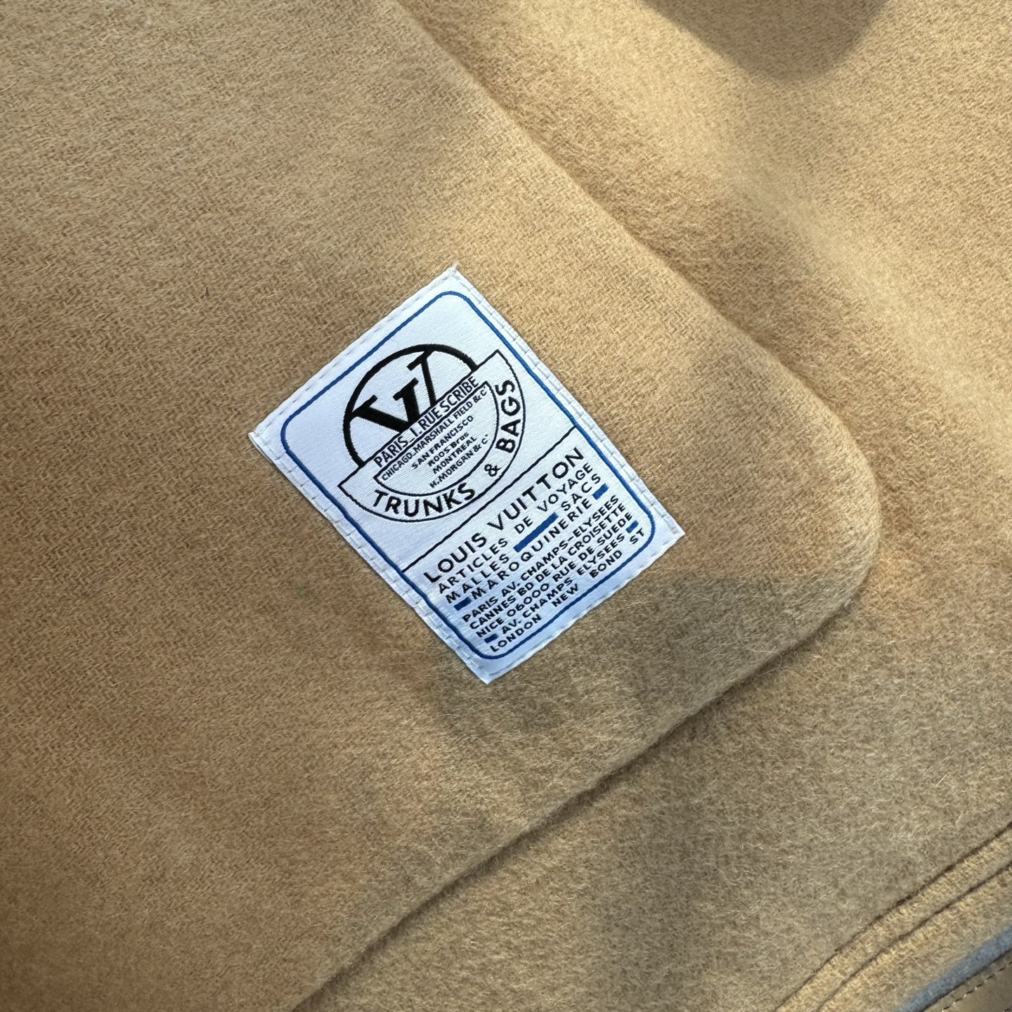 Louis Vuitton Lv 周冬雨驴家双面羊毛羊绒混纺外套斗篷 手感柔软舒适细腻，高性价比款