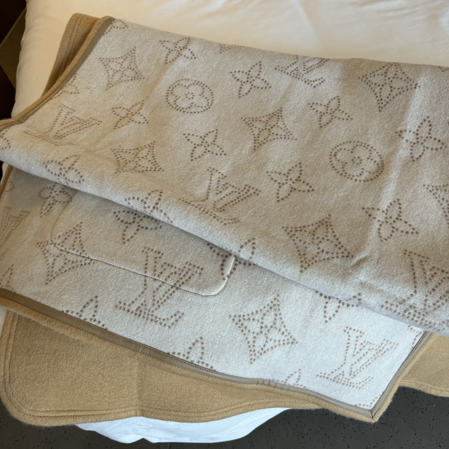 Louis Vuitton Lv 周冬雨驴家双面羊毛羊绒混纺外套斗篷 手感柔软舒适细腻，高性价比款