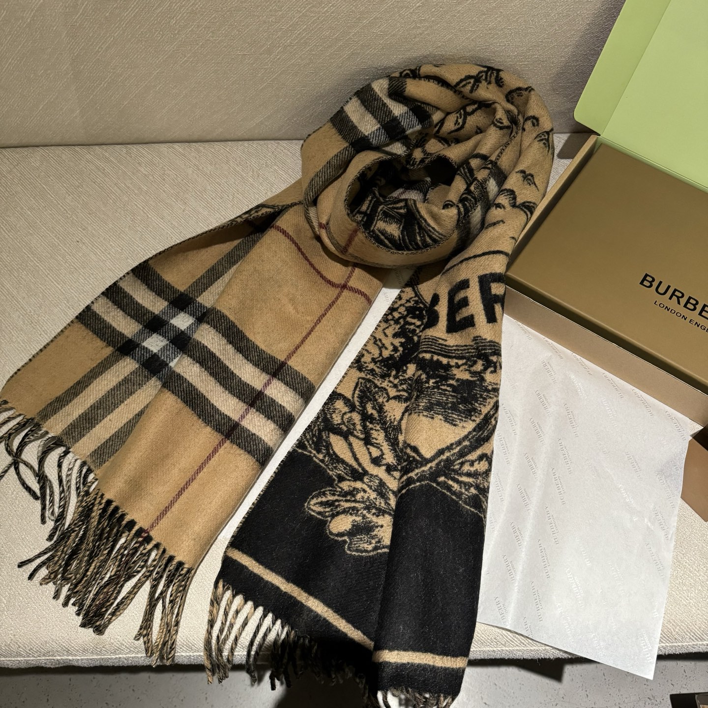 爆款，Bur战马骑士双面披肩，各种好看，被誉为Burberry今年最美的款，最经典的提花战马徽标➕最美的