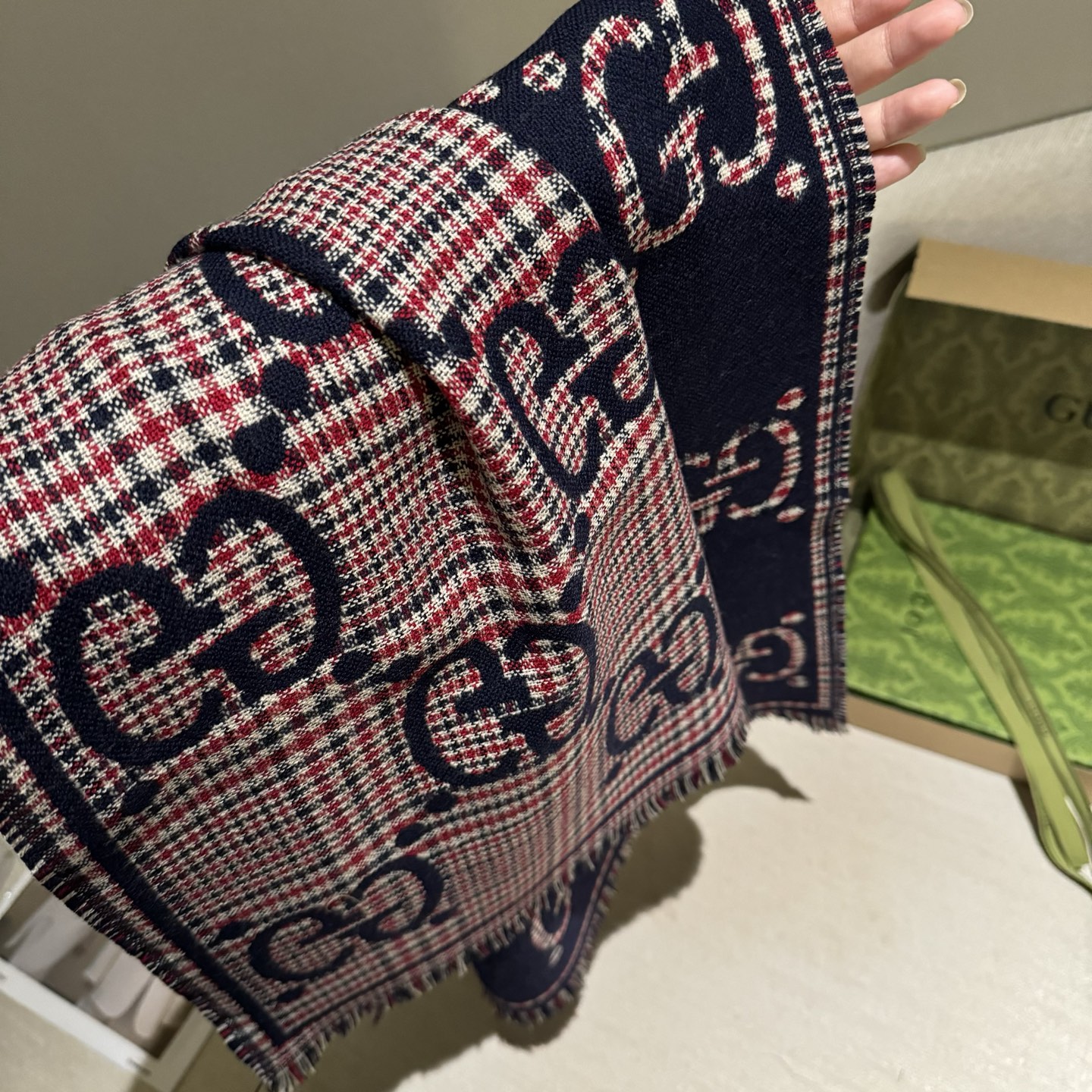 🐂货❗️专柜同步【双G提花双面披肩】款式经典，大方时髦，不过时，随便什么时候拿出来戴都好看。靓男靓女都可