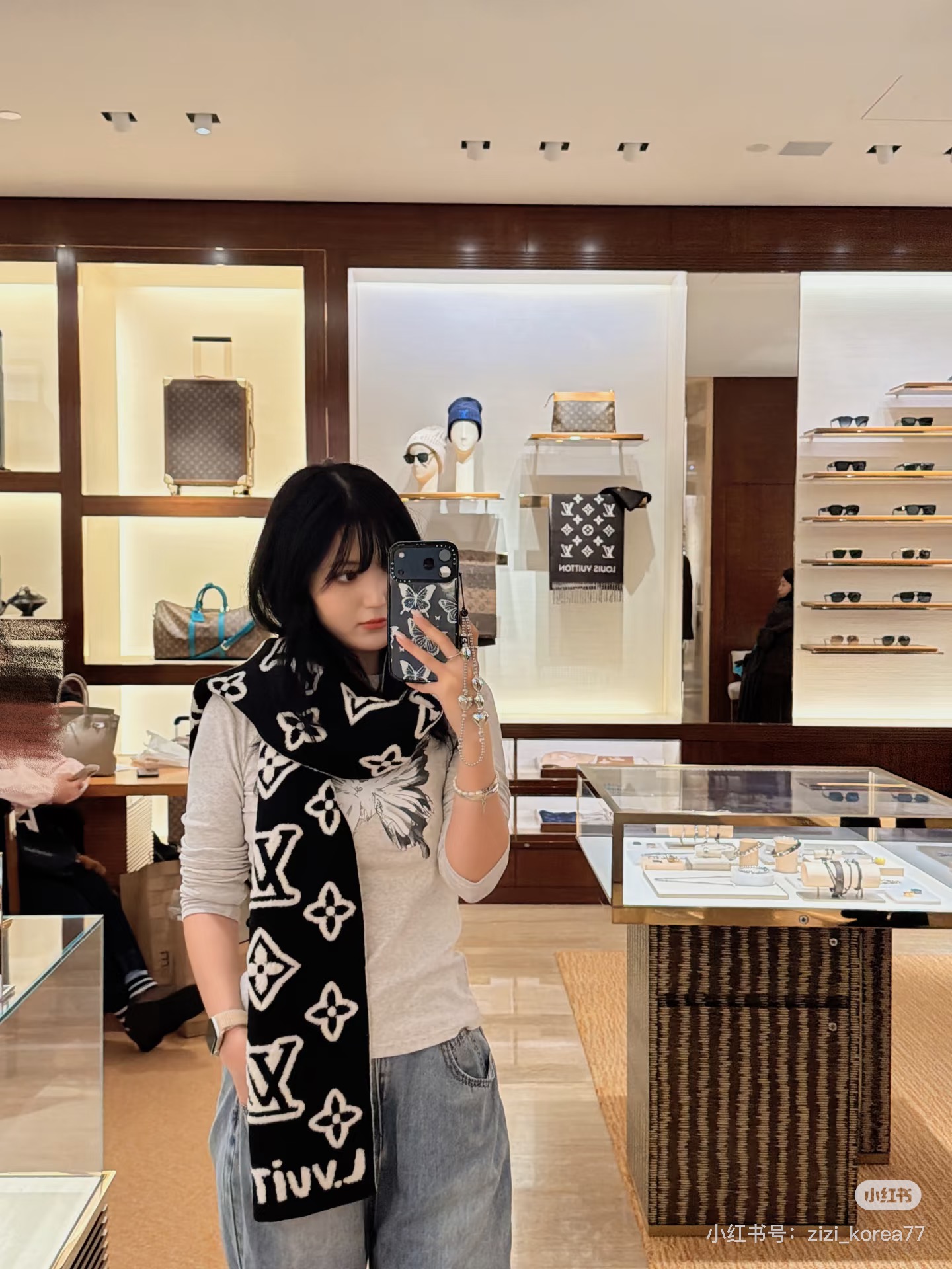 好看的要疯掉了，太有型太有魅力了❗️不得不佩服LV今年的设计师，把LV经典棋盘格元素再一次盘活了，让经典