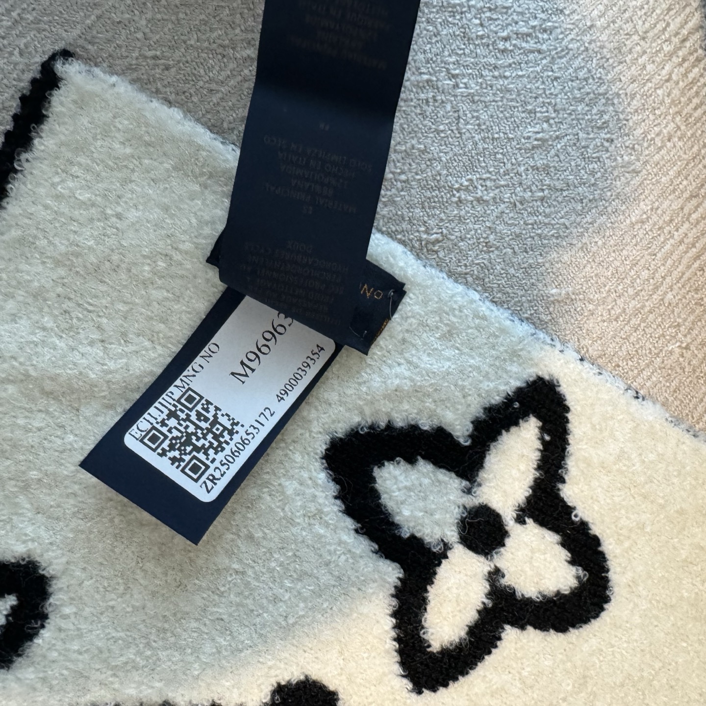 好看的要疯掉了，太有型太有魅力了❗️不得不佩服LV今年的设计师，把LV经典棋盘格元素再一次盘活了，让经典