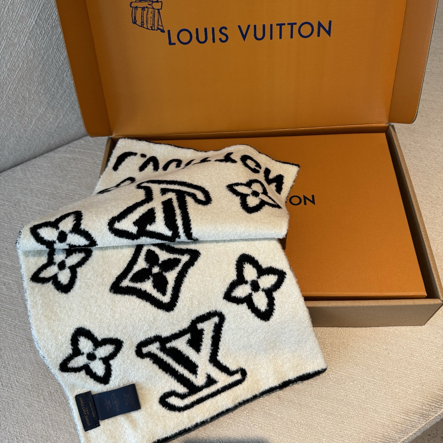 好看的要疯掉了，太有型太有魅力了❗️不得不佩服LV今年的设计师，把LV经典棋盘格元素再一次盘活了，让经典