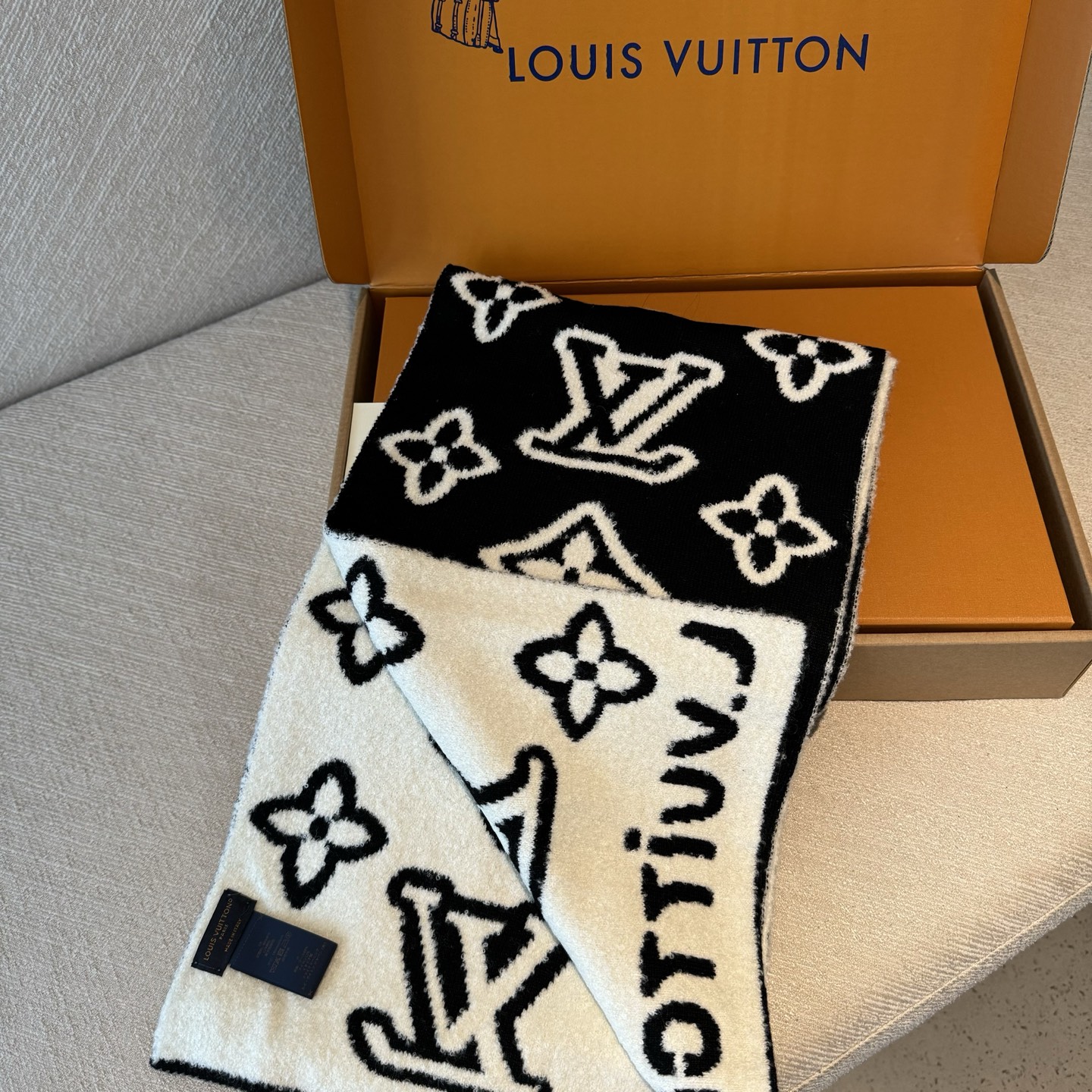 好看的要疯掉了，太有型太有魅力了❗️不得不佩服LV今年的设计师，把LV经典棋盘格元素再一次盘活了，让经典