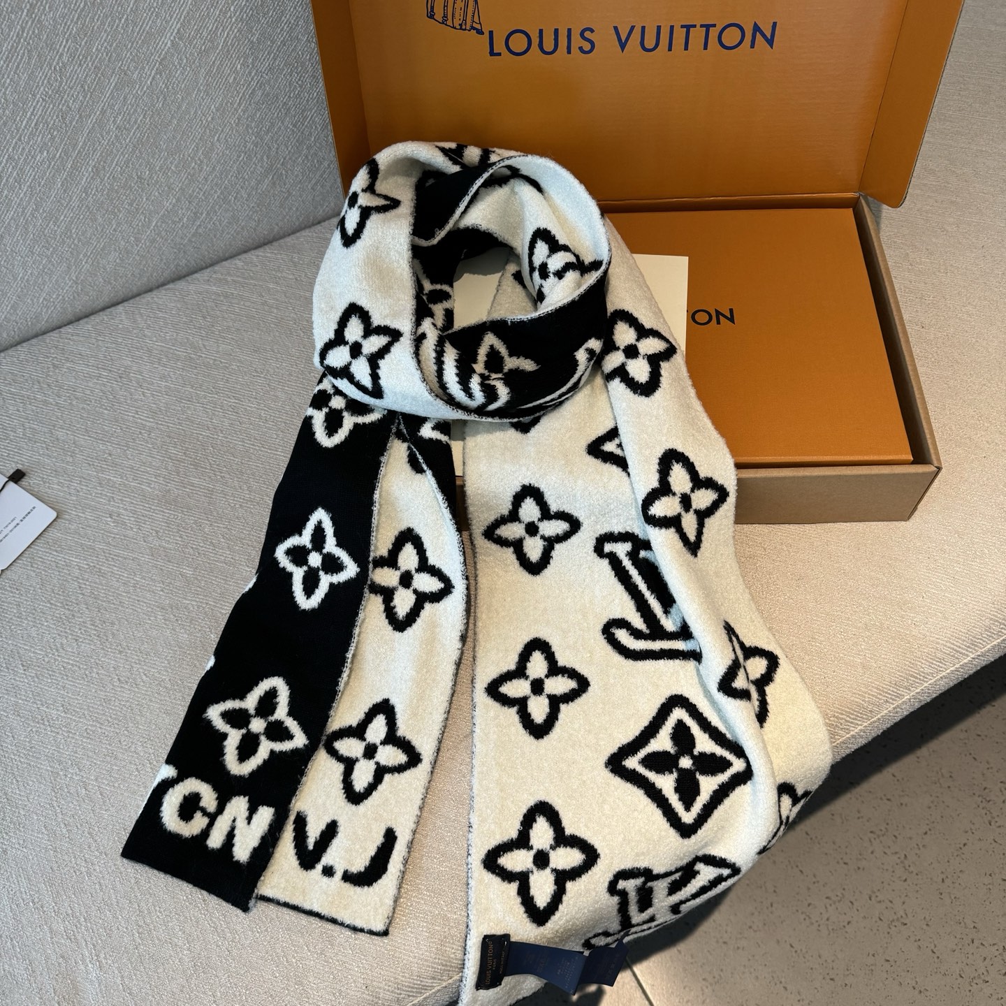 好看的要疯掉了，太有型太有魅力了❗️不得不佩服LV今年的设计师，把LV经典棋盘格元素再一次盘活了，让经典