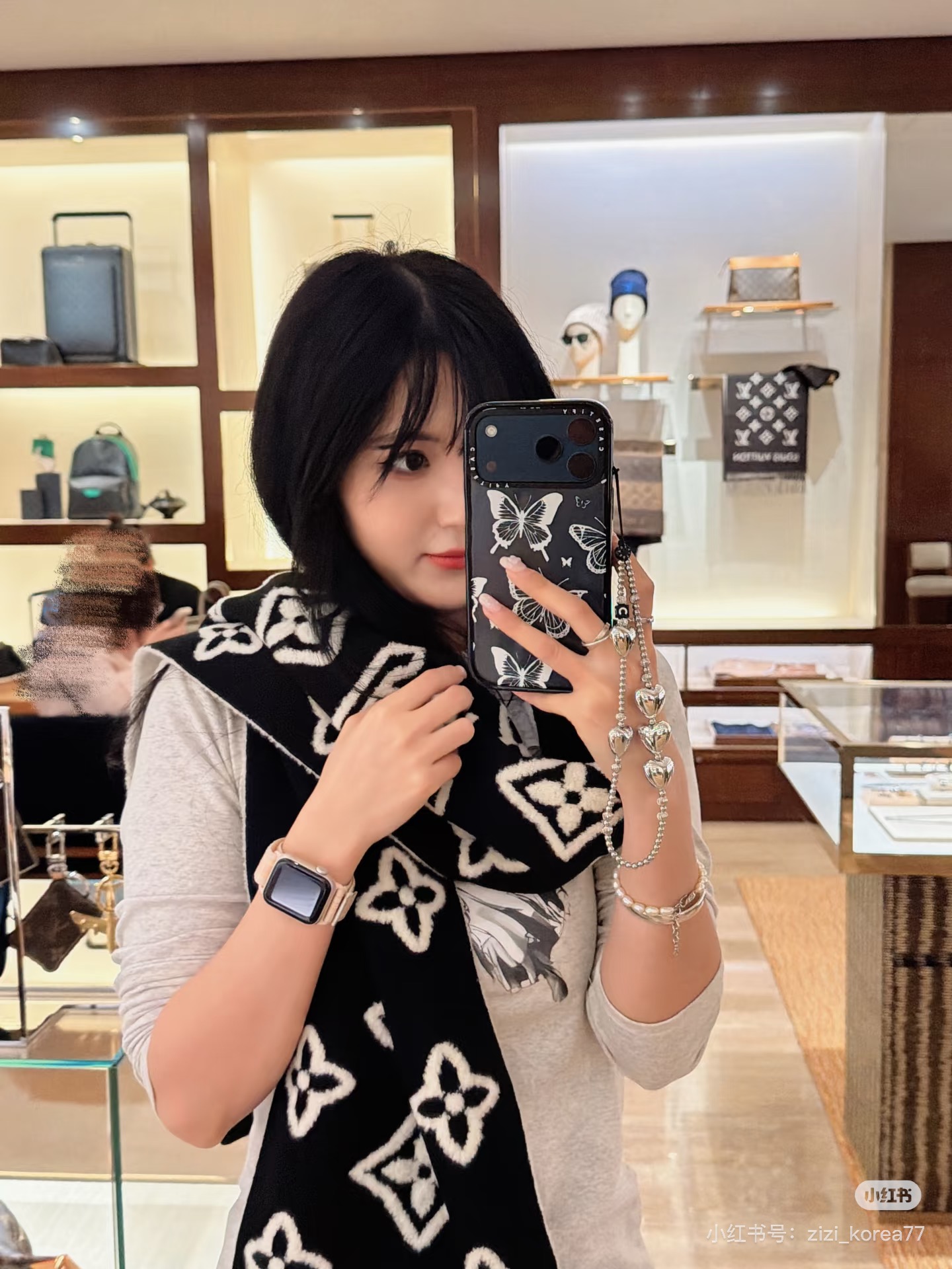 好看的要疯掉了，太有型太有魅力了❗️不得不佩服LV今年的设计师，把LV经典棋盘格元素再一次盘活了，让经典