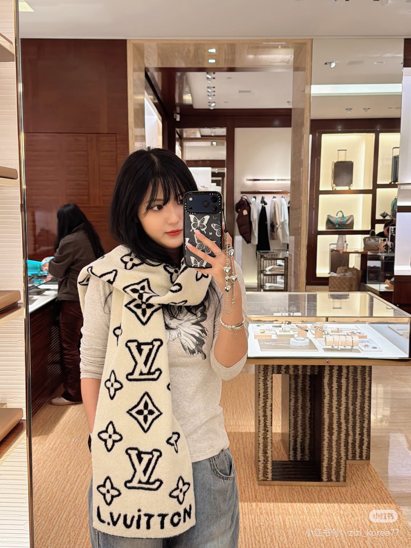 好看的要疯掉了，太有型太有魅力了❗️不得不佩服LV今年的设计师，把LV经典棋盘格元素再一次盘活了，让经典