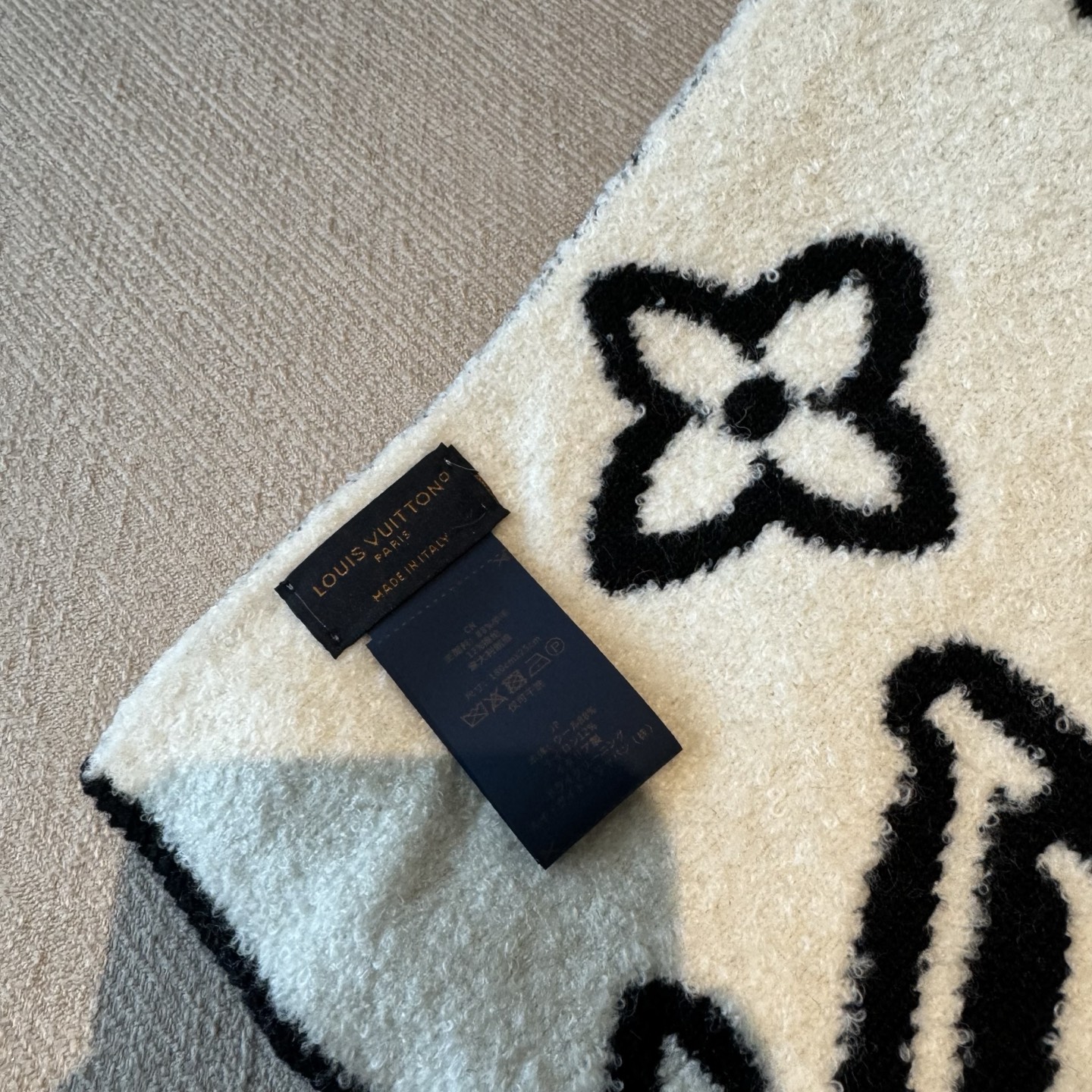 好看的要疯掉了，太有型太有魅力了❗️不得不佩服LV今年的设计师，把LV经典棋盘格元素再一次盘活了，让经典