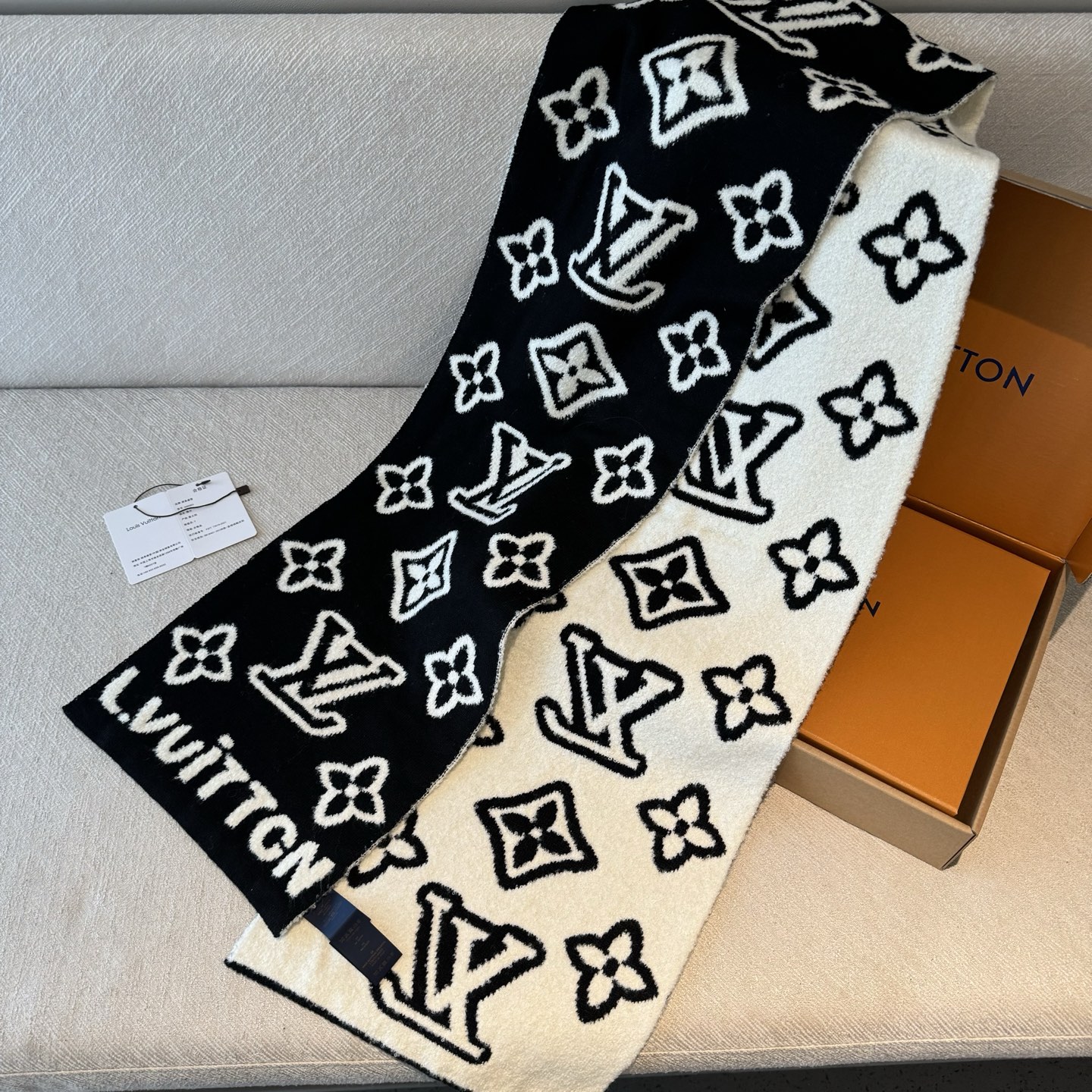 好看的要疯掉了，太有型太有魅力了❗️不得不佩服LV今年的设计师，把LV经典棋盘格元素再一次盘活了，让经典